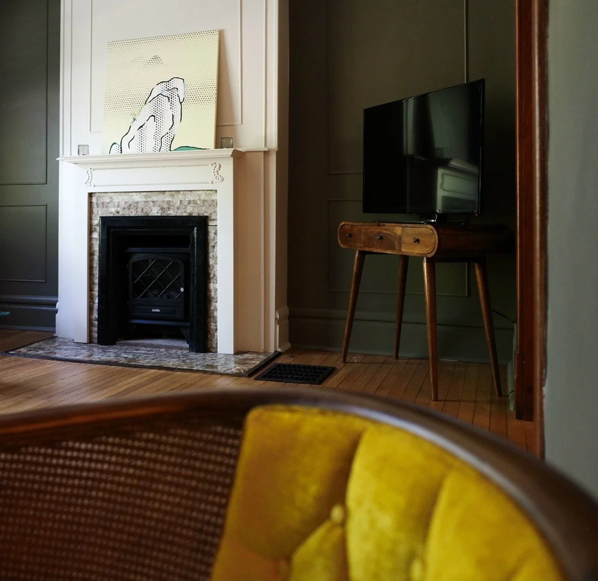 Let real connection be the star✨
➖➖➖➖➖➖➖
Your TV doesn&rsquo;t need center stage. Sometimes all it needs is a cozy corner and a mid-century desk (or an unexpected perch) to let design &mdash; and conversation &mdash; shine.
➖➖➖➖➖➖➖
#LivingRoomDesign 