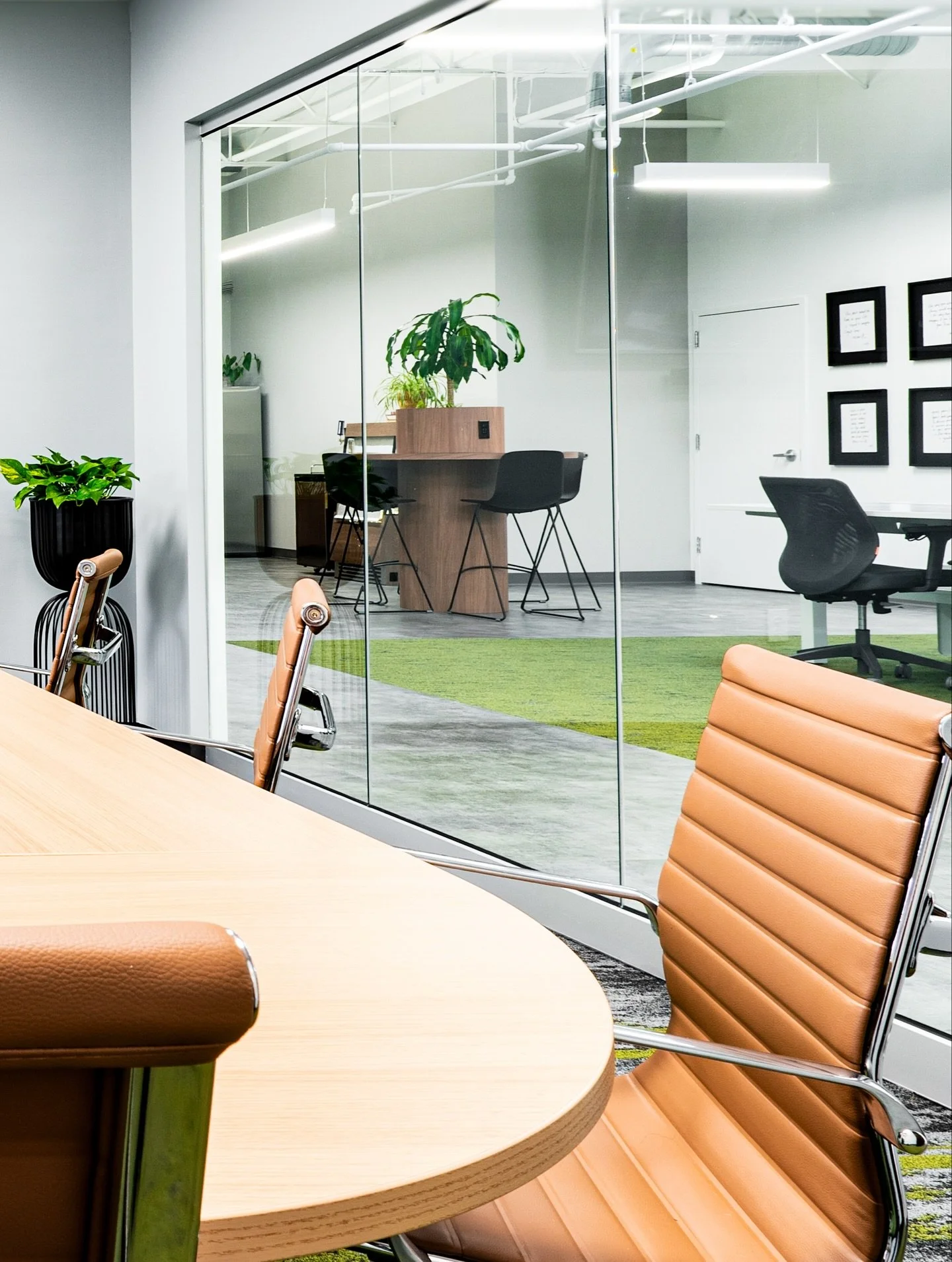 Neutral doesn&rsquo;t have to mean grey and boring 👀
➖➖➖➖➖➖➖
It can mean an earthy color palette and nature-inspired textures like wood and moss. It can mean an office designed with elements that are both agreeable and uplifting. The addition of pla