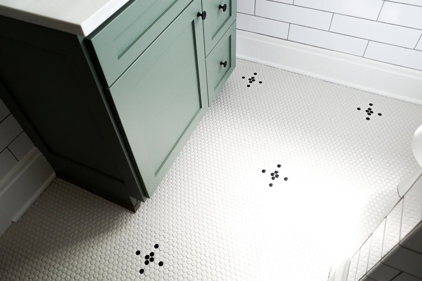 Step among the stars ✨
➖➖➖➖➖➖➖
There&rsquo;s just something about fresh penny rounds in a charming historic home. These stars fall in light touches, adding an intentional spark of interest to the primary retreat.
➖➖➖➖➖➖➖
📸: @kristalynstagram
➖➖➖➖➖➖➖