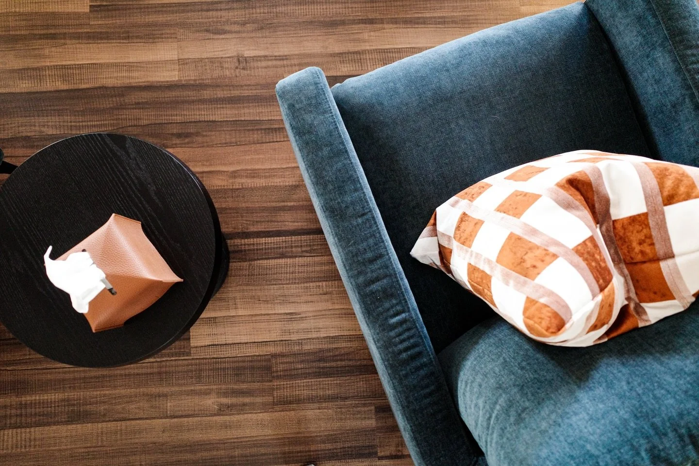 Cozy vibes + comfy chairs 🛋️
➖➖➖➖➖➖➖
Inviting textures, plush pillows, and a grounding color palette say it&rsquo;s time for coffee and contemplation ☕️
➖➖➖➖➖➖➖
📸: @kristalynstagram
➖➖➖➖➖➖➖
#loungevibes #cozychair #comfylounge #loungedesign #cozyco