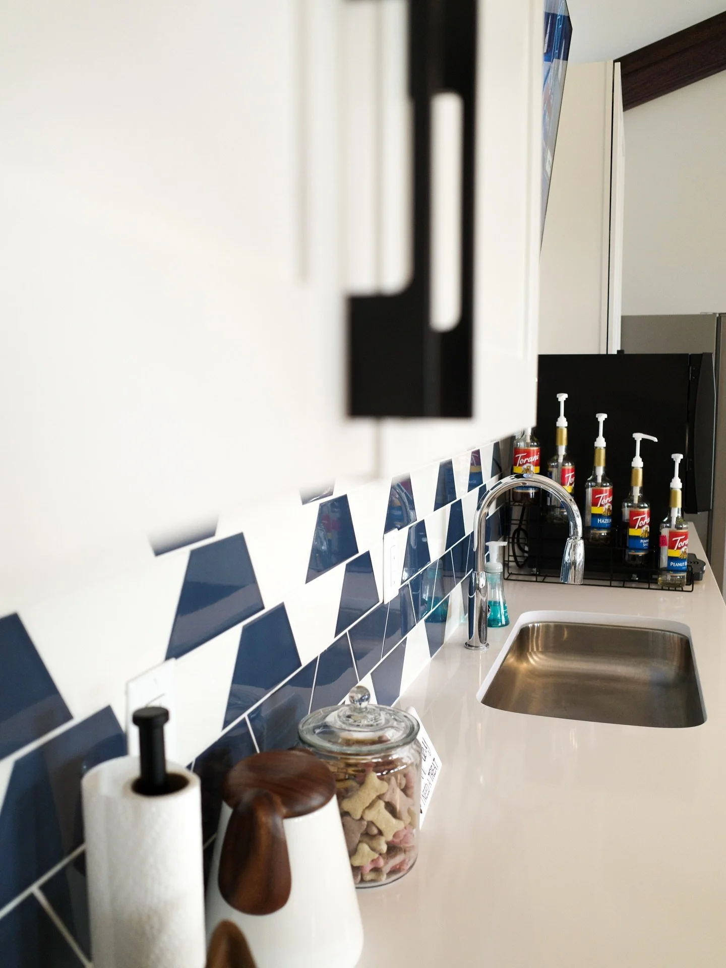 Collabs make the world go round 🌎
➖➖➖➖➖➖➖
We had the pleasure of working with @msa__design on this clubhouse, they spec&rsquo;d the finishes and we brought furnishings to life around their vision. One of their special touches is this blue and white 