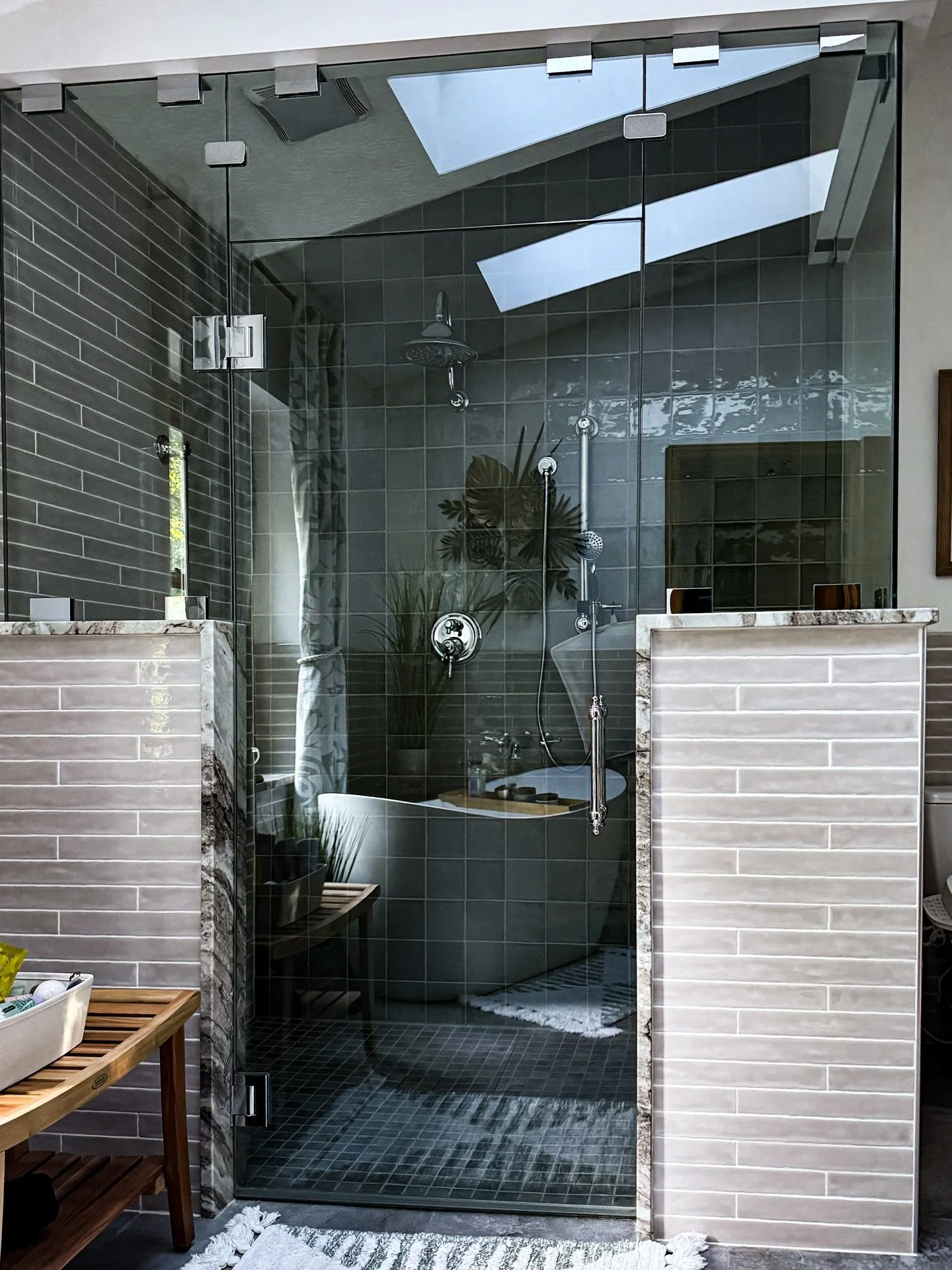 New Years *Relaxation* 🫧
➖➖➖➖➖➖➖
A hot bubble bath while you watch the snowfall sounds like the perfect way to spend this winter storm ❄️
➖➖➖➖➖➖➖
#BathroomDesign #BathroomInspo #ArchitecturalDetails #614living #SpaBathroom