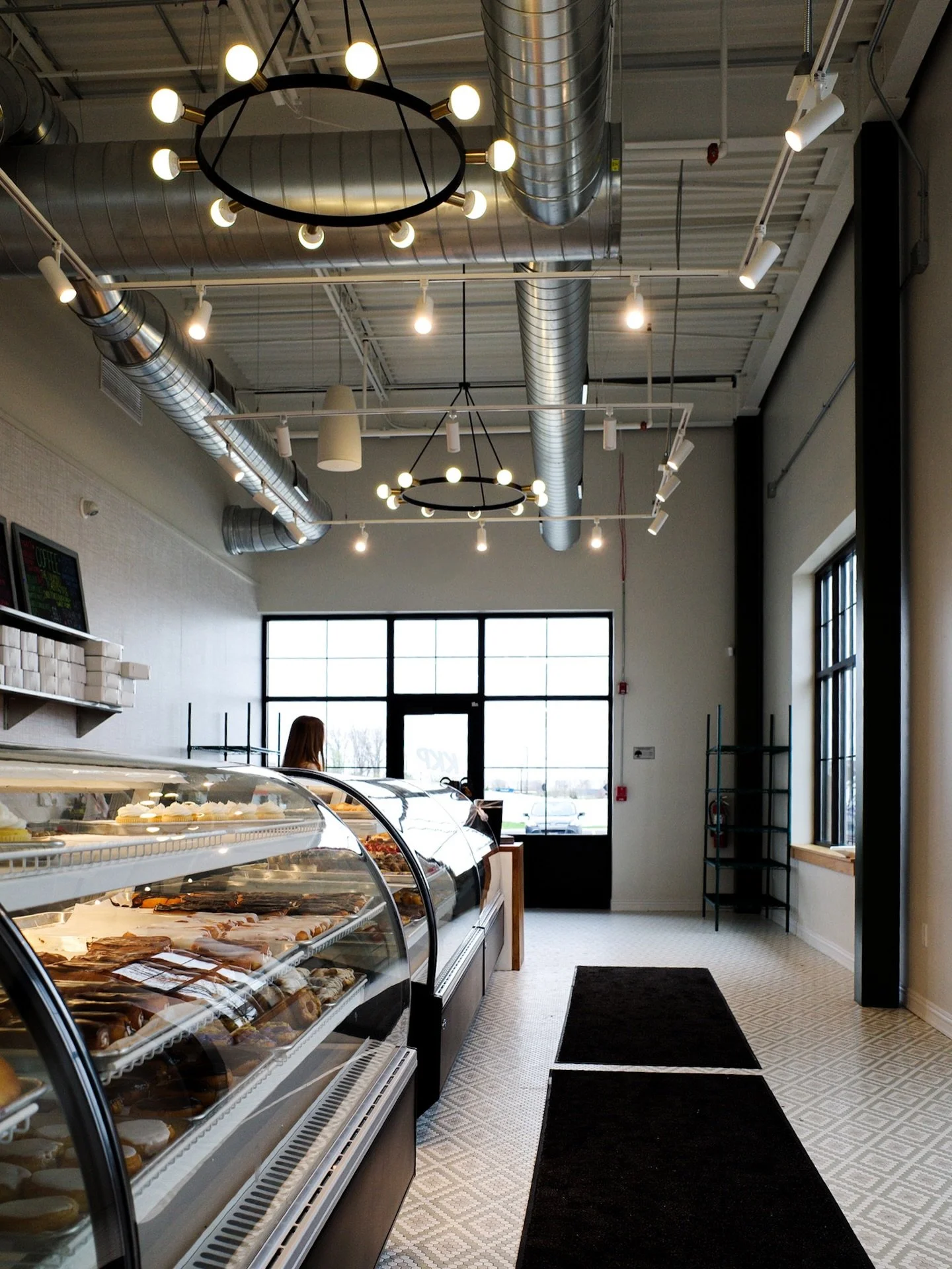 Tasty treats await 🧁
➖➖➖➖➖➖➖
This spacious bakery brings in natural lighting from every angle creating a glare that reveals new goodies with every step ✨
➖➖➖➖➖➖➖
📸: @kristalynstagram
➖➖➖➖➖➖➖
#SunlitSpaces #EnvironmentalPsychology #BakeryInteriors #