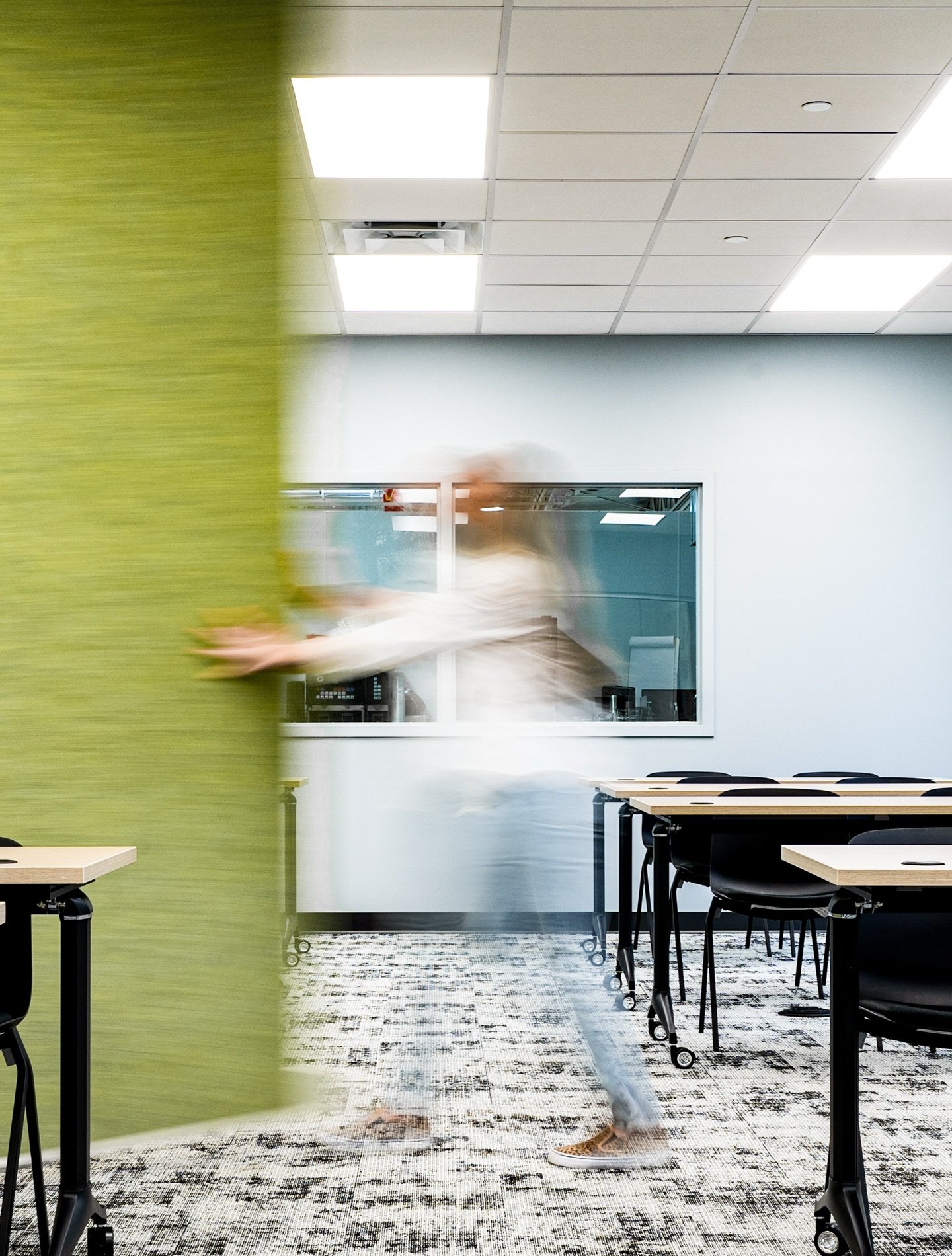 Sounds green
➖➖➖➖➖➖➖
Acoustic solutions don&rsquo;t have to be boring, they could be bold green walls that bring in color, comfort, and interest. In workplace design, we design for today with solutions for tomorrow. Our remedies