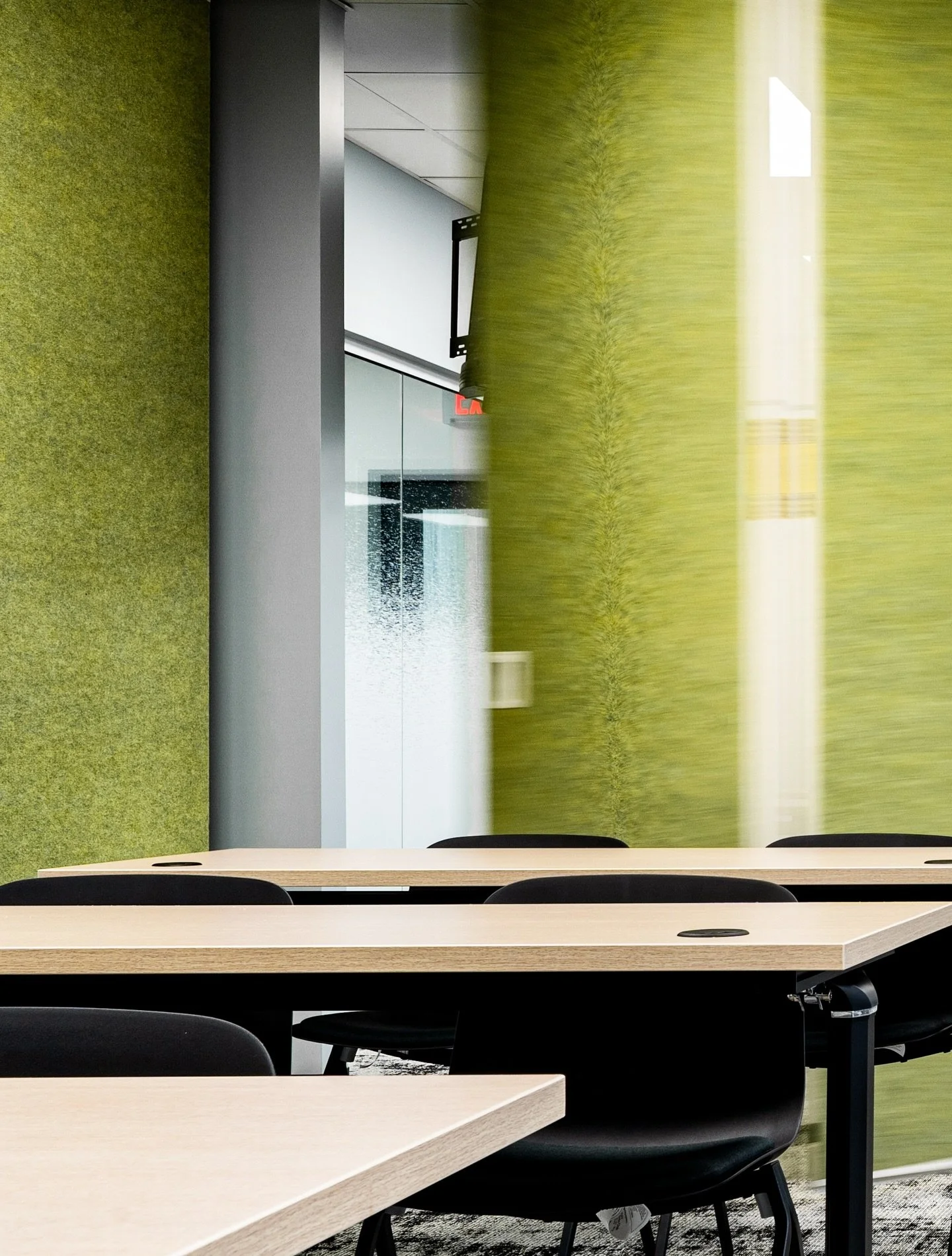 Texture + Tone
➖➖➖➖➖➖➖
In a small office, the vibe is everything. Boring white boxes are a drag and too much color can be overwhelming. In this conference room, we intentionally layered soft blues, fuzzy greens, and light woods to be a comforting pal