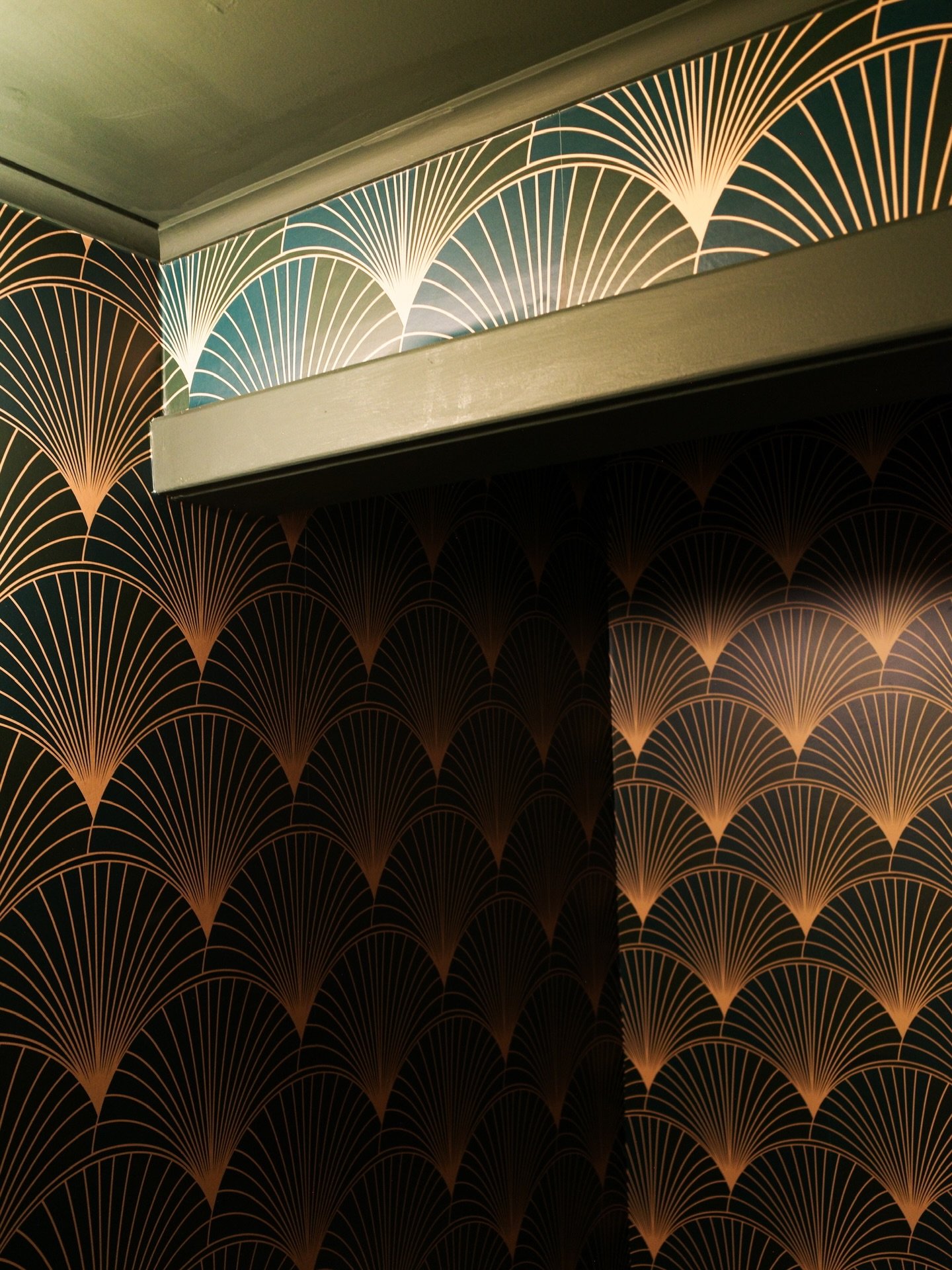 For the romantic ✨
➖➖➖➖➖➖➖
This Victorian home needed a bit of Daisy and Jay&rsquo;s romantic yearning so why not have this jewel box of a powder room draped in art deco wallpaper? The gilded pattern creates depth and timeless repetition that&rsquo;s