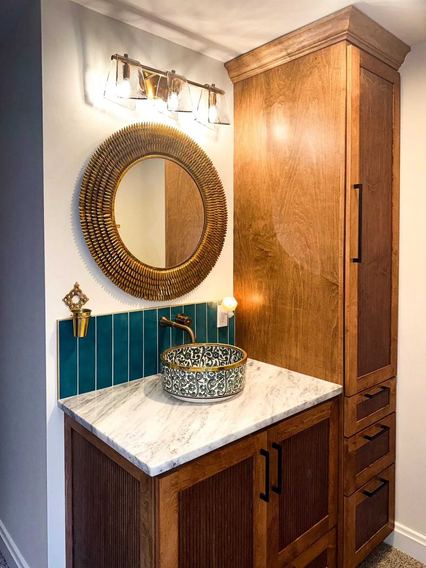 Channeling elevated whimsy ✨
➖➖➖➖➖➖➖
Our client wanted a warm, inspiring place to get ready&hellip;not to mention a beautiful way to hide clutter. This vanity area comes together with a hand painted Moroccan sink, gold touches, textured tile, and ree