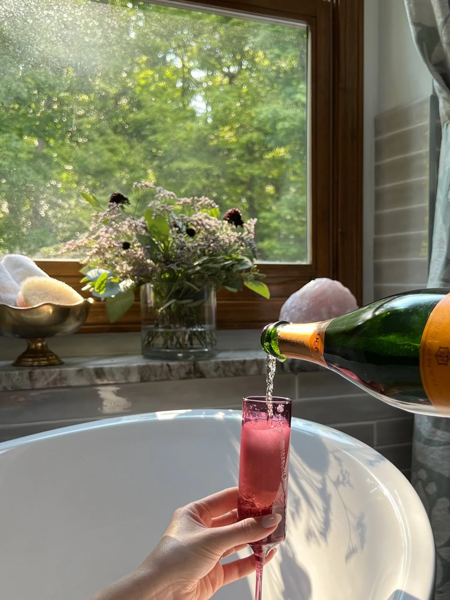 Friday Feels 🥂
➖➖➖➖➖➖➖
Sunset bubbley in a bubble bath? Why not? It&rsquo;s Friday, you deserve it 🧖🏼&zwj;♀️✨
➖➖➖➖➖➖➖
#bathritual #bathroomdesign #primaryensuitedesign #luxurydesign #614living