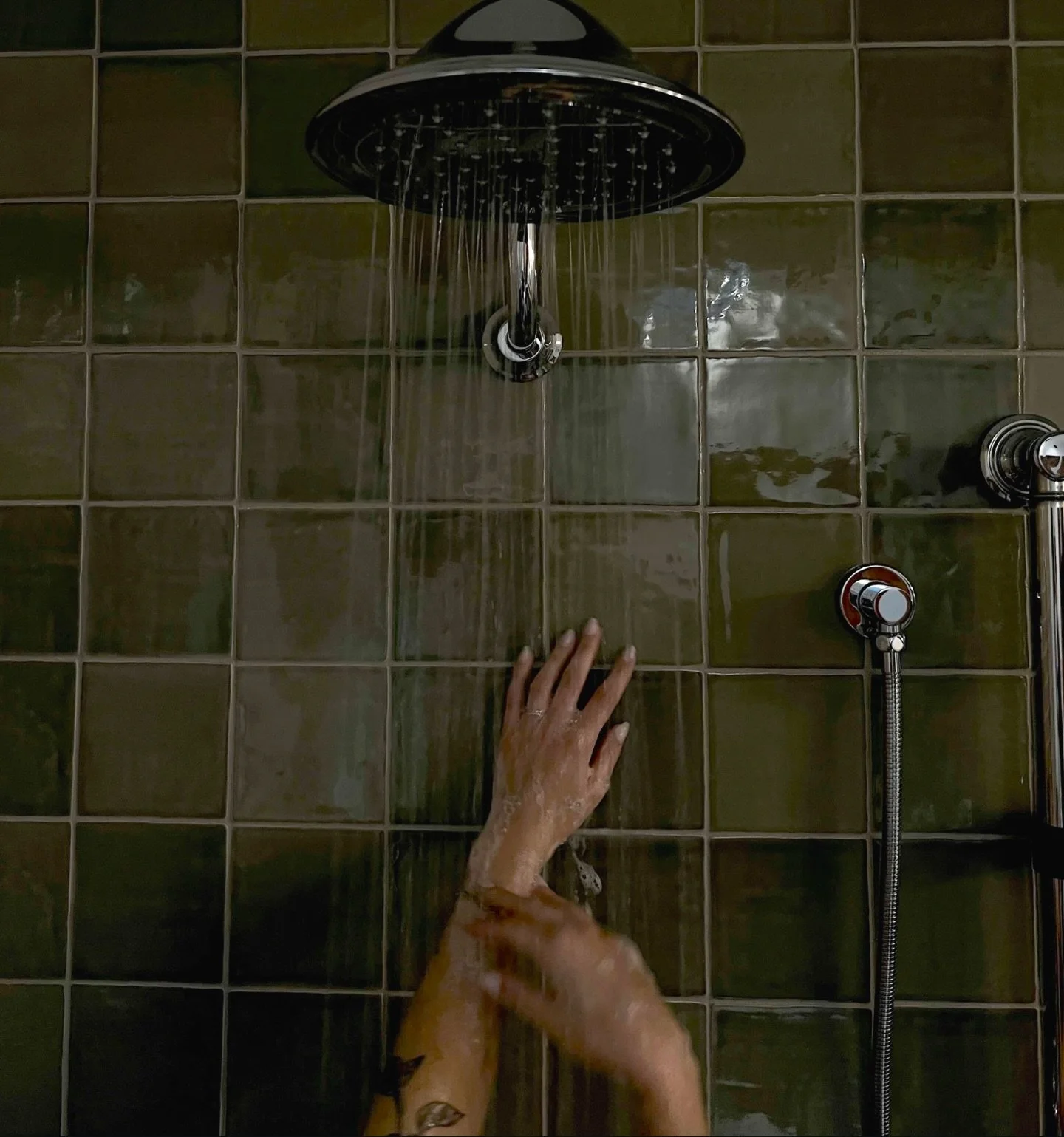 Simple + Sultry ✨
➖➖➖➖➖➖➖
Green is a color you can never go wrong with, whether it&rsquo;s a deep olive hue or delicate sage, there&rsquo;s always something enticing about it. This shower is a perfect example of that 🖤
➖➖➖➖➖➖➖
#showerdesign #greenti