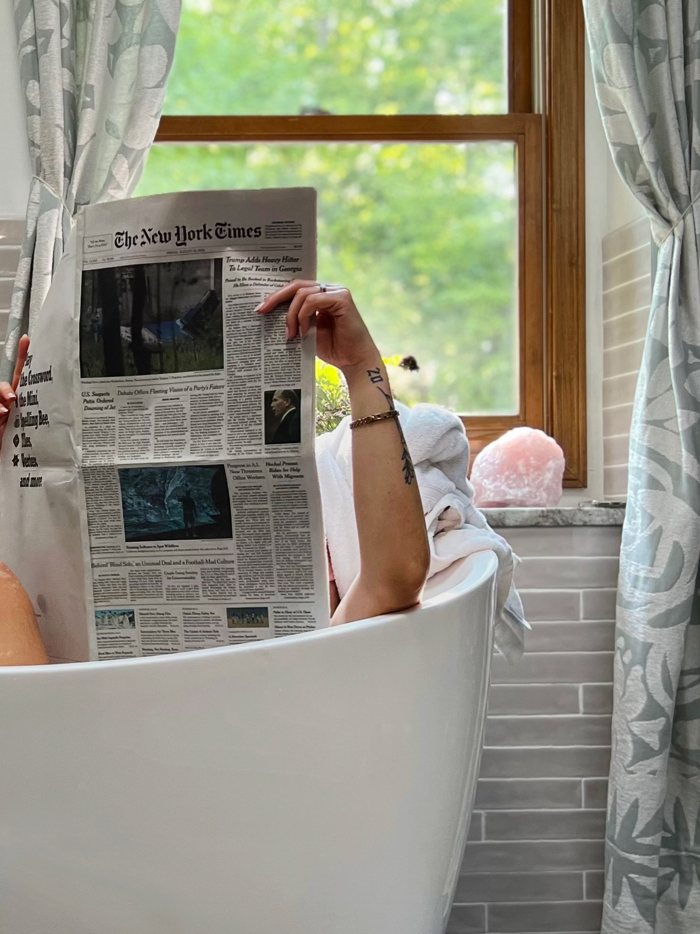 Friday Reset
➖➖➖➖➖➖➖
Everyone deserves a little ME time, might as well make it beautiful&hellip;maybe just leave out the news&hellip;and the vibes will be immaculate ✨
➖➖➖➖➖➖➖
#primaryensuite #bathroomdesign #ensuitedesign #interiordesign #614living