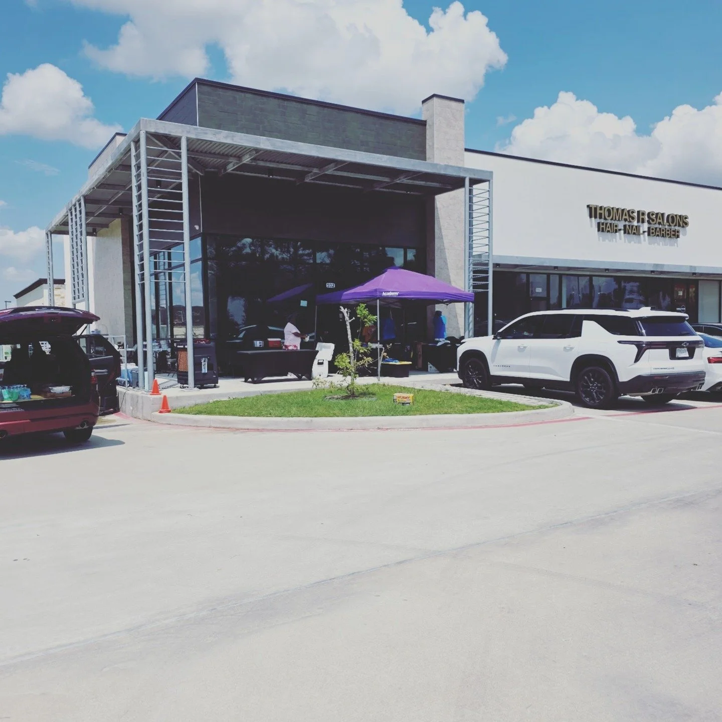 We're officially OPEN! π The doors of Thomas R Salons are open, the music is on, and the food trucks are ready!
Come celebrate with us today from 12 PM to 5 PM at our Back to School Jam! Meet our team, get a tour of our beautiful space, and see wha