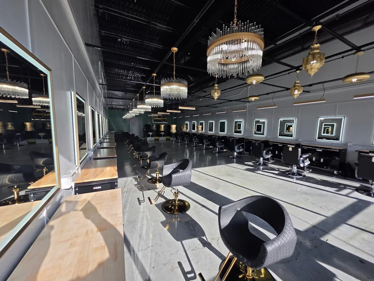 Thomas R Salons business photo