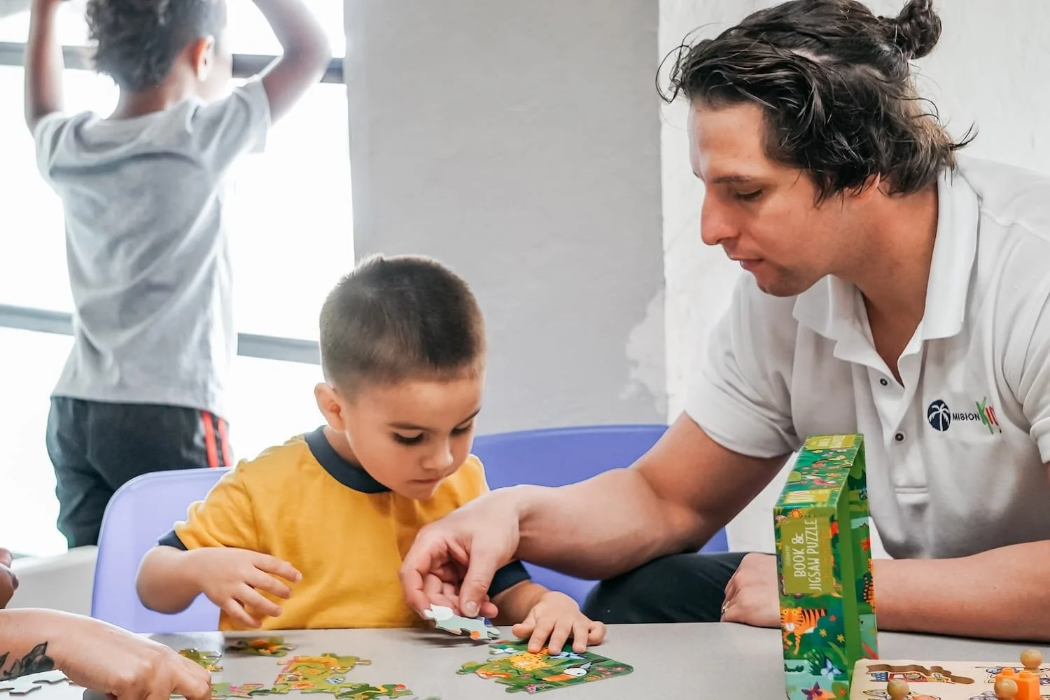 Niños participando en actividades bíblicas