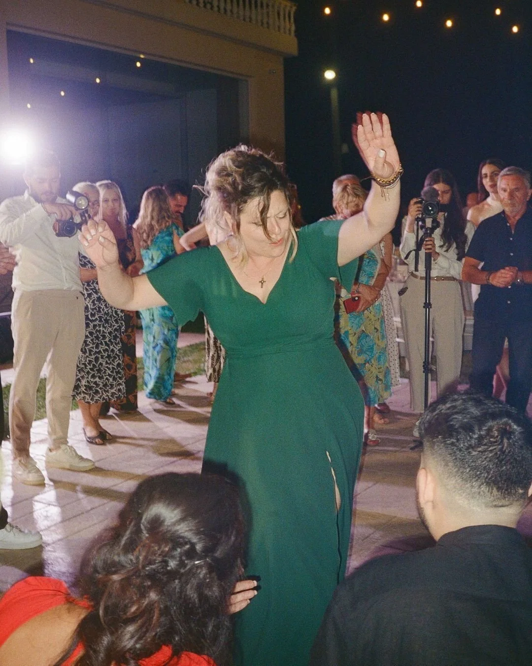 Everybody on the floor. Chaos. Cheers. Laughter spilling into the night. The dance floor is where weddings come alive, and on film, every wild, candid moment feels electric and eternal. 💥💃🕺
Want your wedding captured with this kind of raw, unforg