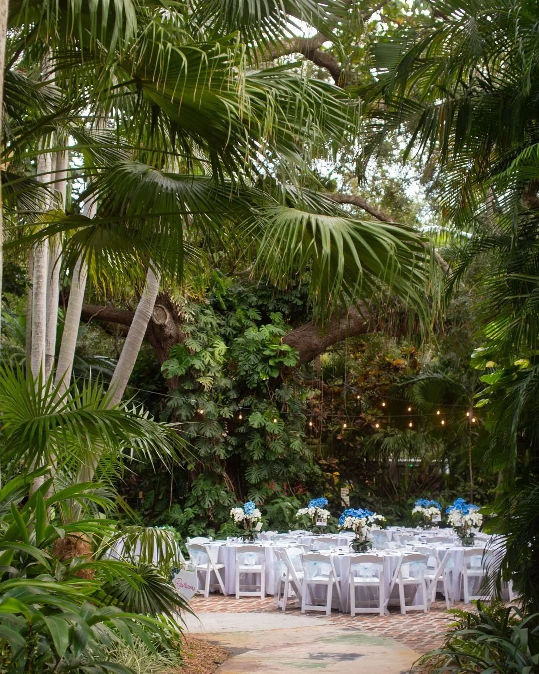 From the moment Mark and Felipe arrived at the Sunken Gardens, the day simply radiated joy. Every detail was intentional and full of heart, from the homemade traditional wedding cake that both families collaborated on, to the heartfelt toasts that di