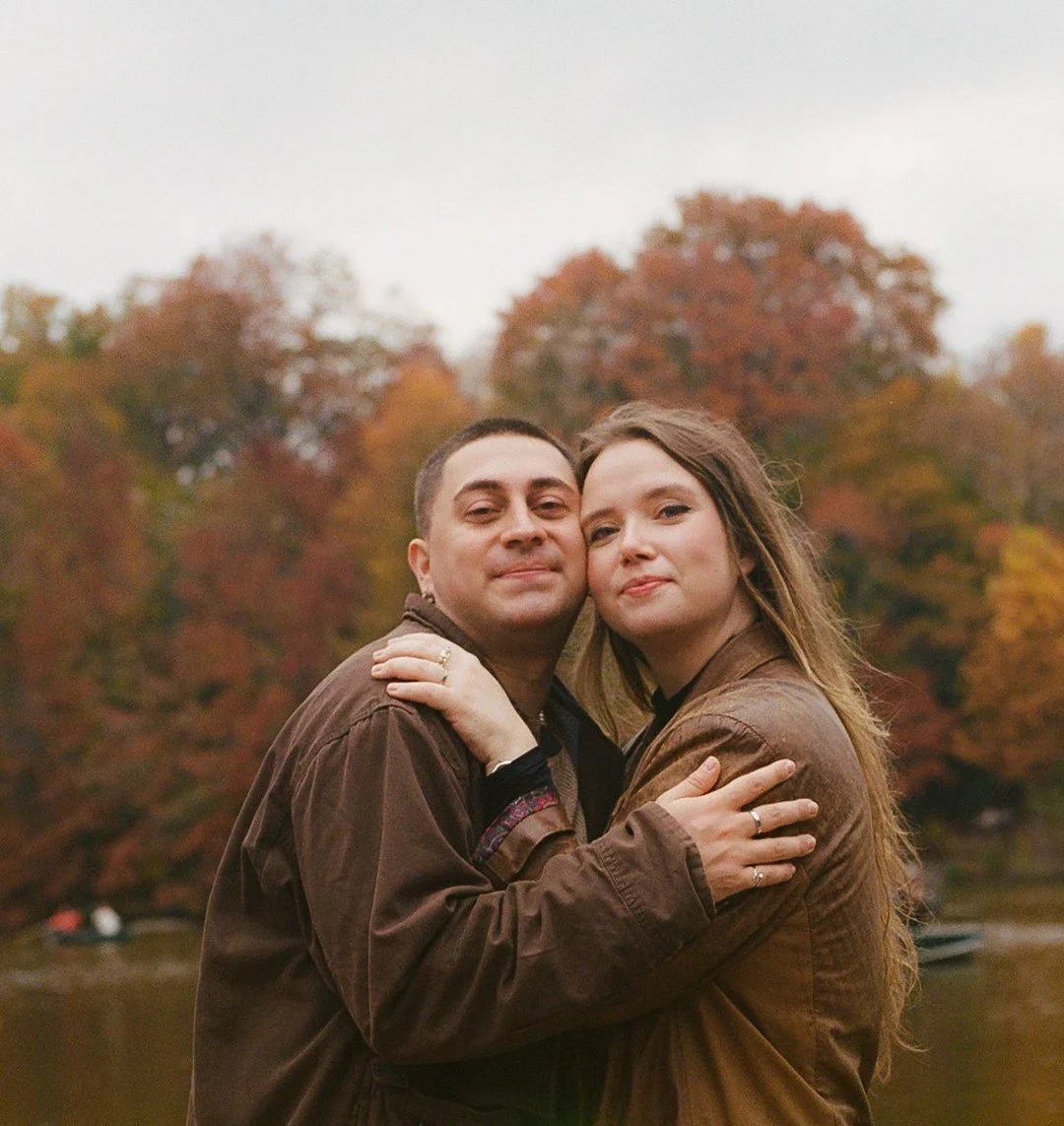 A little autumnal rom-com vibe for your feeds this evening 🍂 

Nell and Laz brought the sweetest energy to Central Park. Fall was showing off in every direction, trees glowing, leaves literally falling all around us, and the park felt like a scene y