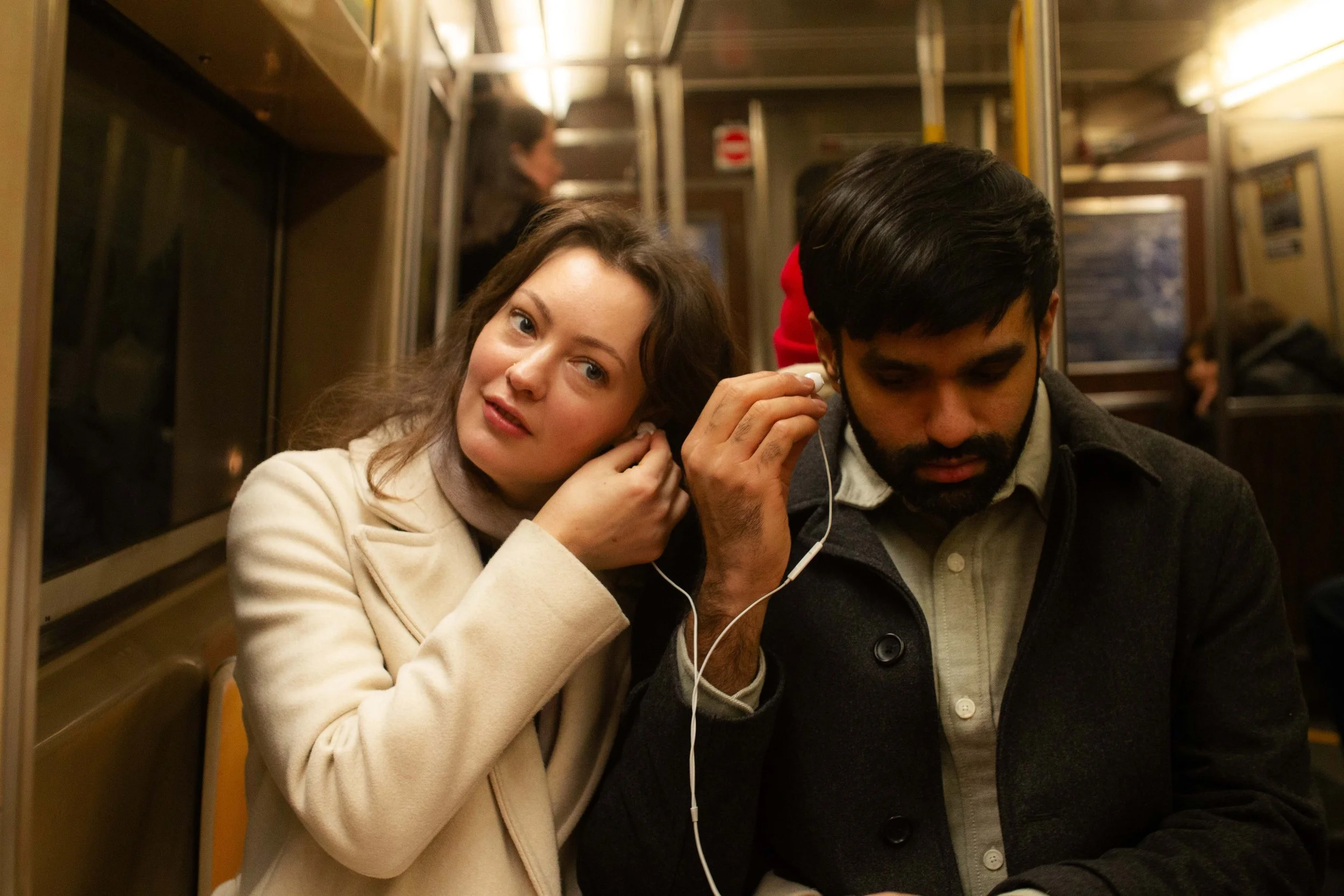 candid-engagement-photos-in-nyc-subway.jpg