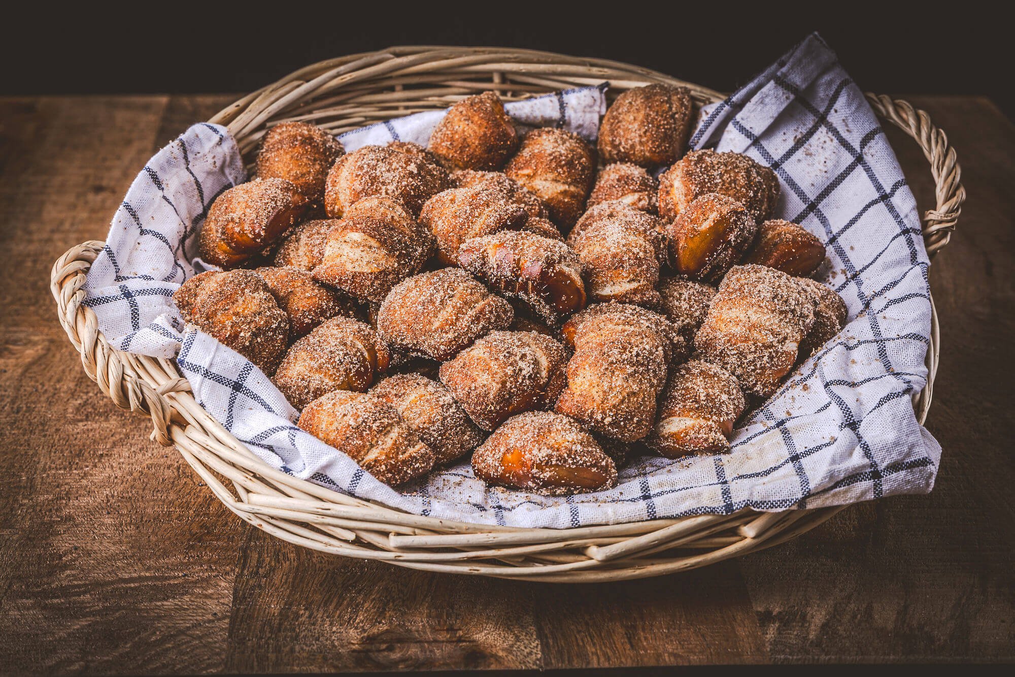 Une corbeille en osier remplie de bouchées de bretzels.