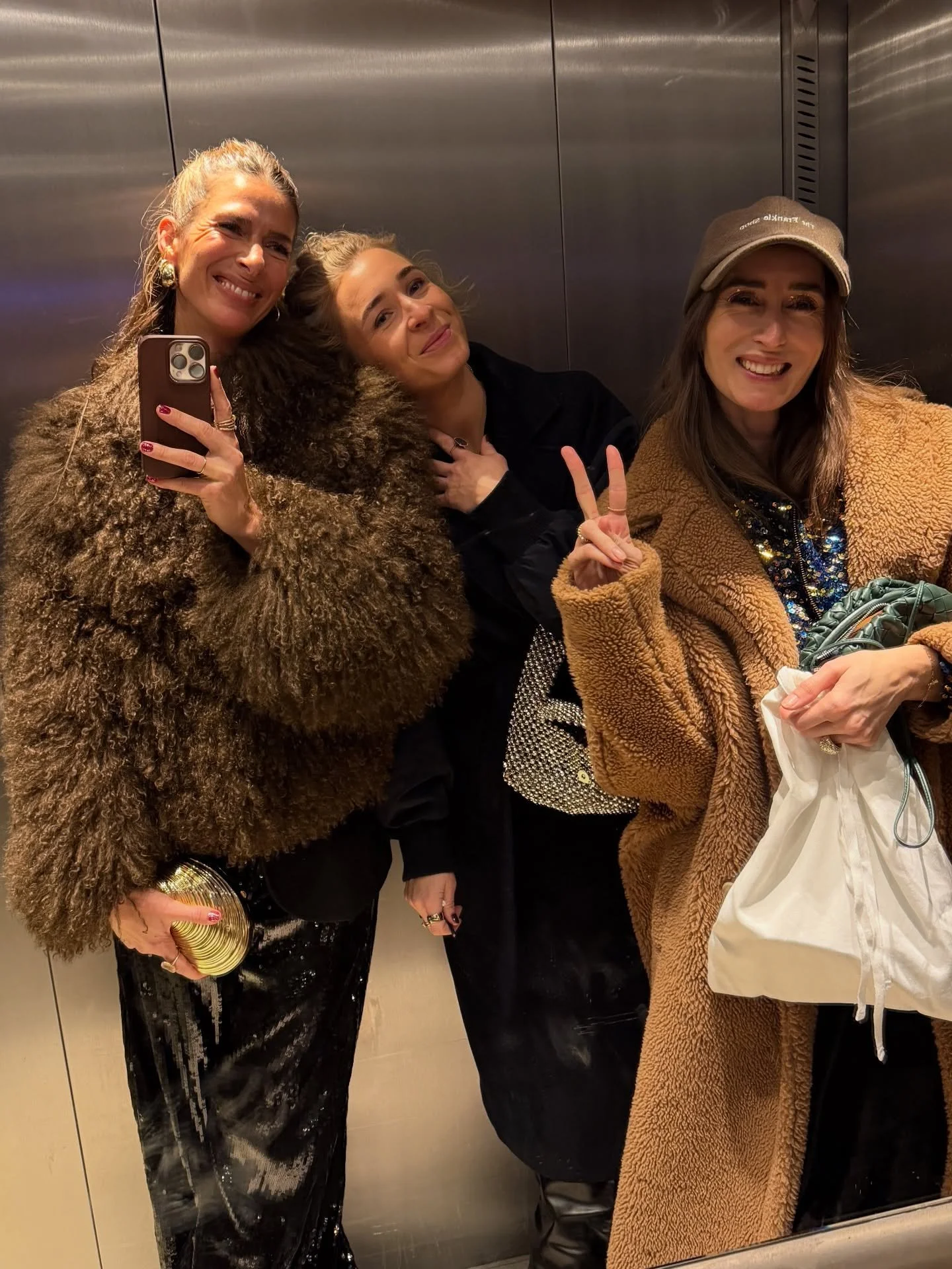 Happy new year! I&rsquo;m very late to the party but wanted to share some of my favorite moments of the night. Caro and I ended up party hopping through Berlin and we had the best time!

#partyhopping #50shadesofbrown #nye #sequins #party #personalst