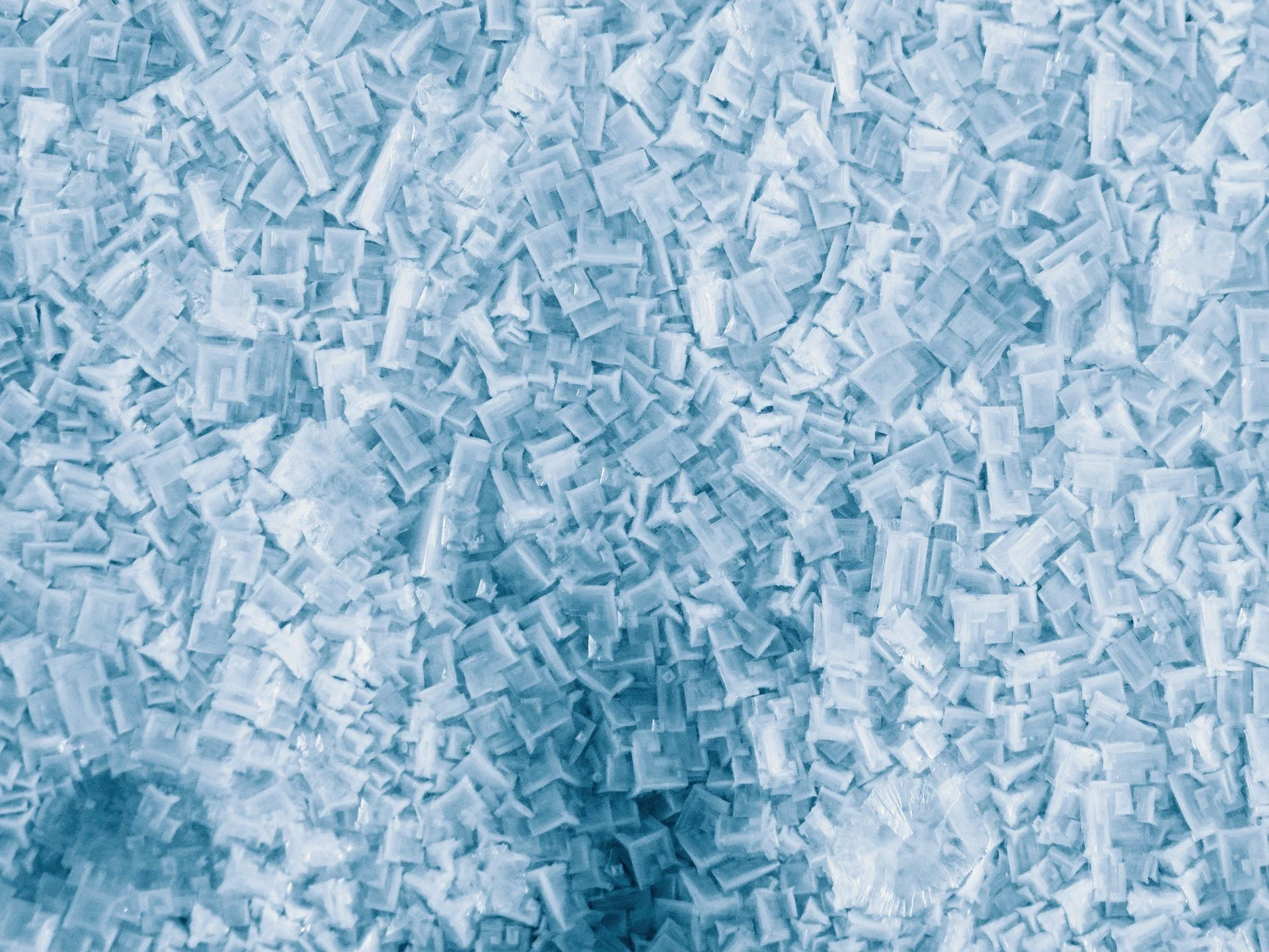 Microplastics and Modern Wellness: The Tiny Health Problem Hiding in Plain Sight