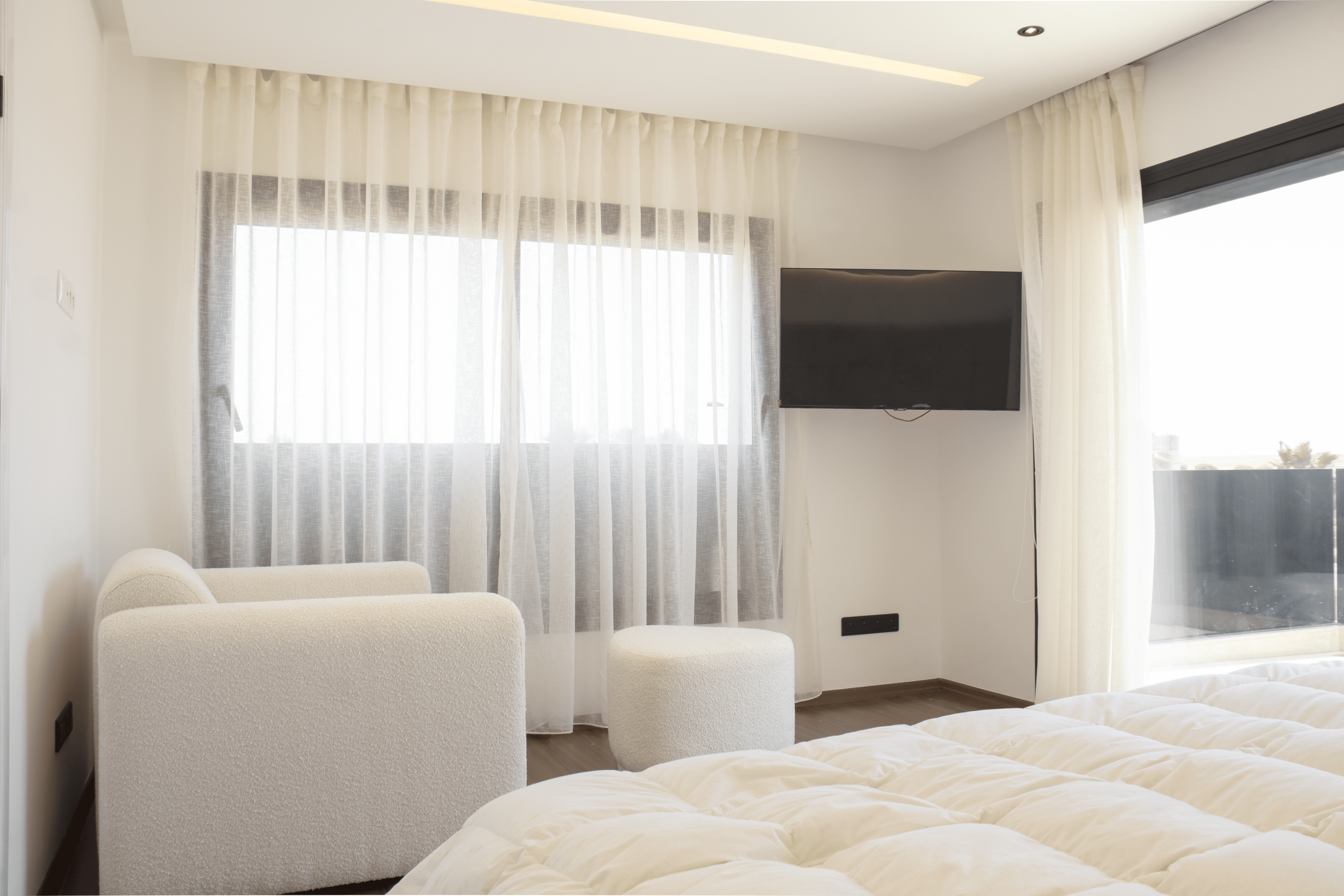 Chambre lit double gris télé.png