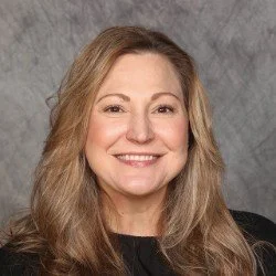 A women with blonde wavy hair