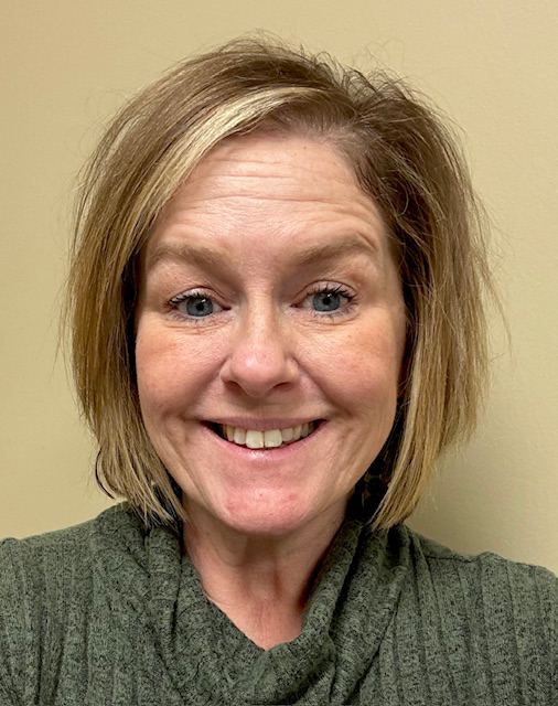 A women with blonde wavy hair