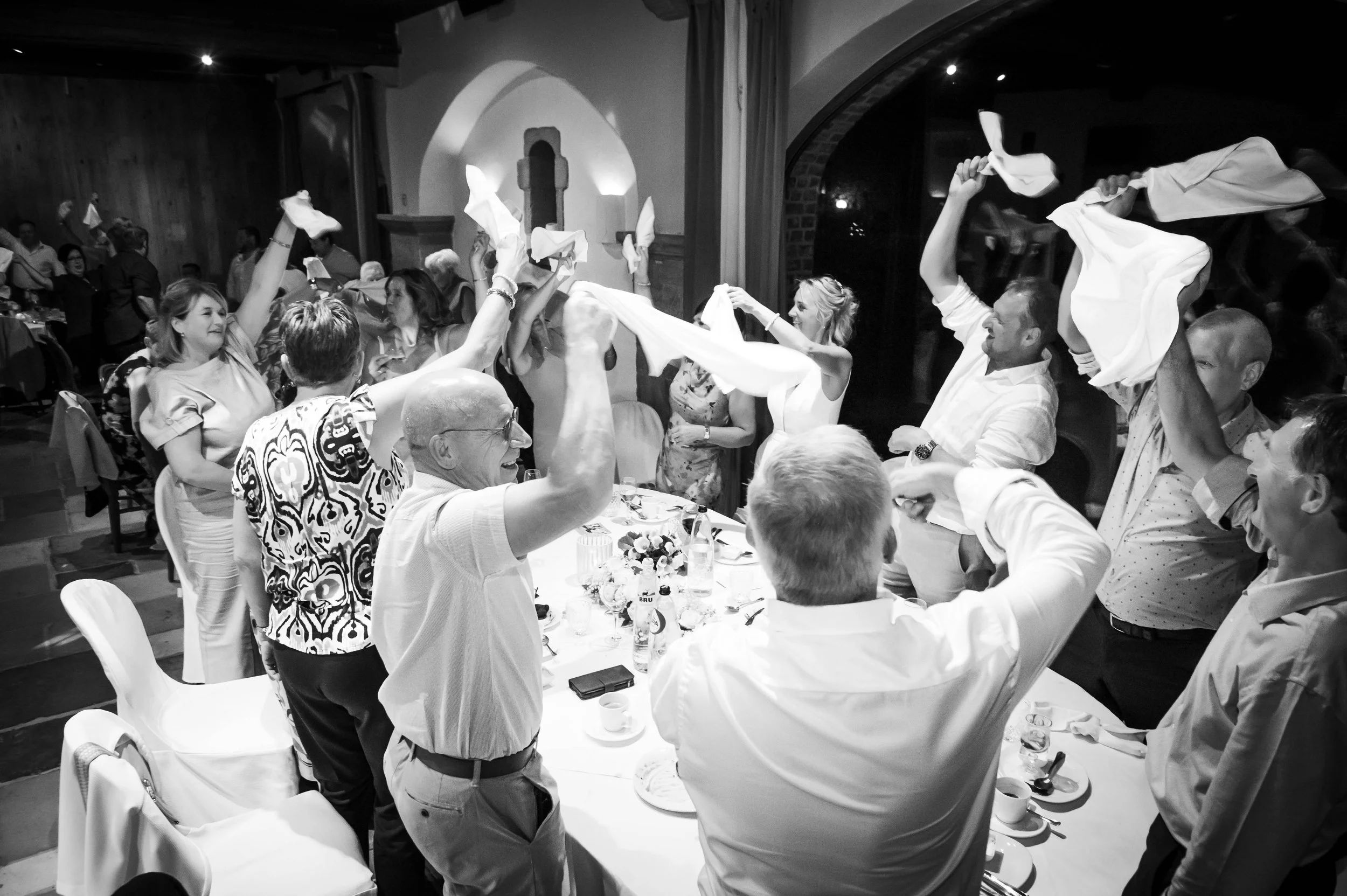 Gezellig feest met mensen die lachend en dansend stoffen in een zaal.