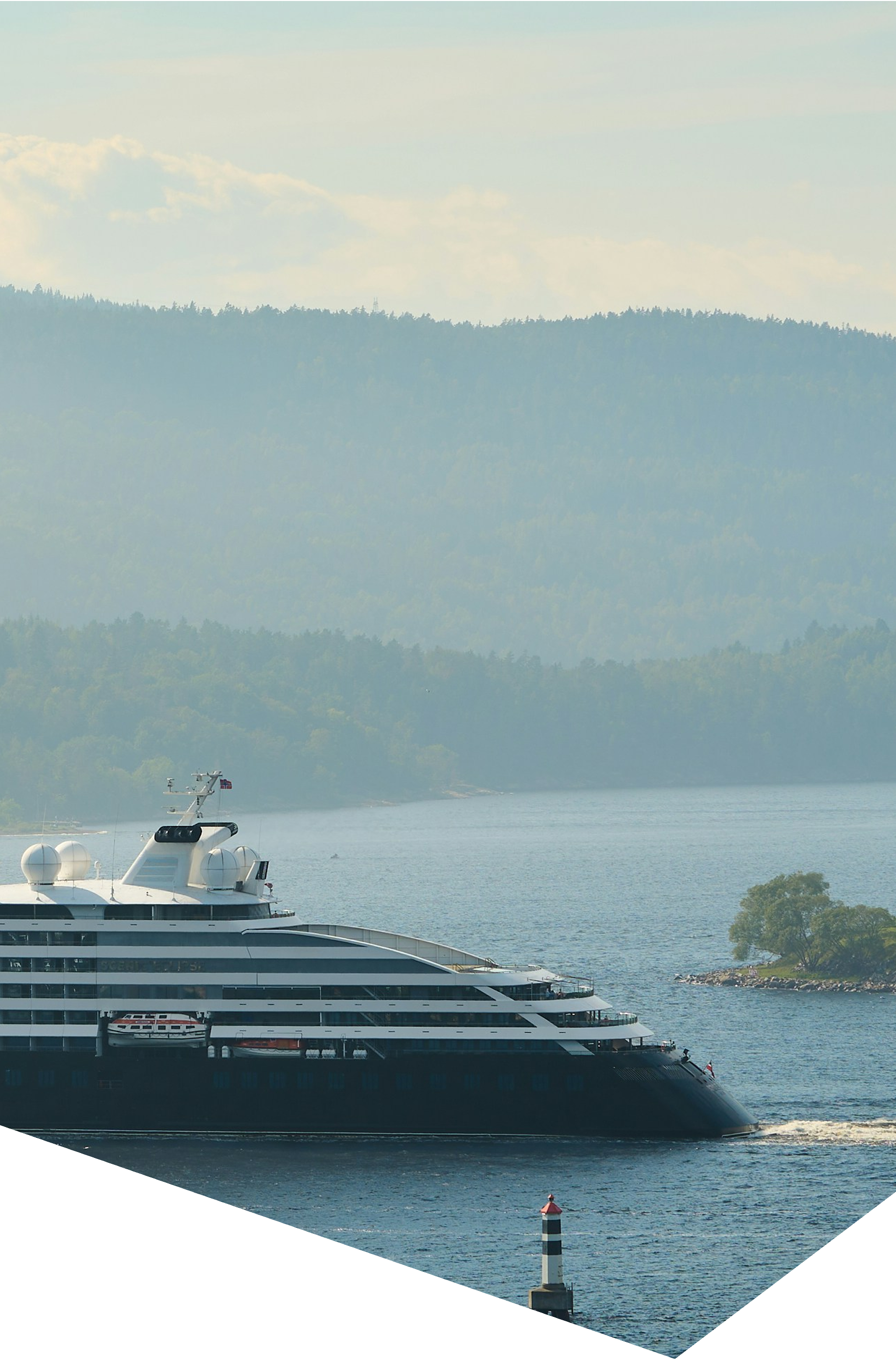 Texto alternativo: Iate de expedição de luxo Scenic Eclipse a navegar nas águas de Drøbaksundet, na Noruega.