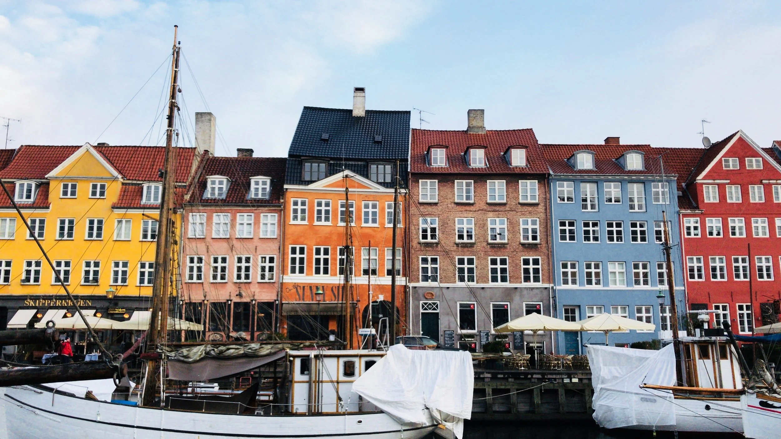 Casas coloridas e esplanadas junto ao canal de Nyhavn, em Copenhaga, Dinamarca.