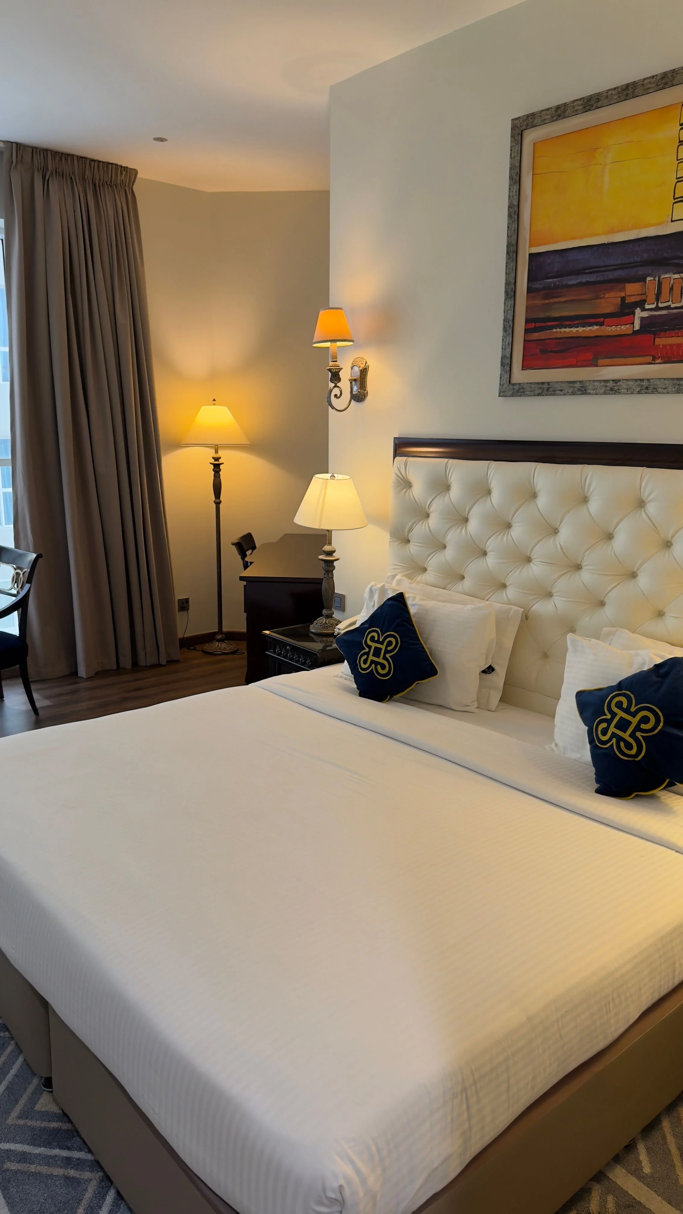 Quarto de hotel boutique com decoração contemporânea e ambiente elegante, preparado para uma estadia urbana sofisticada.