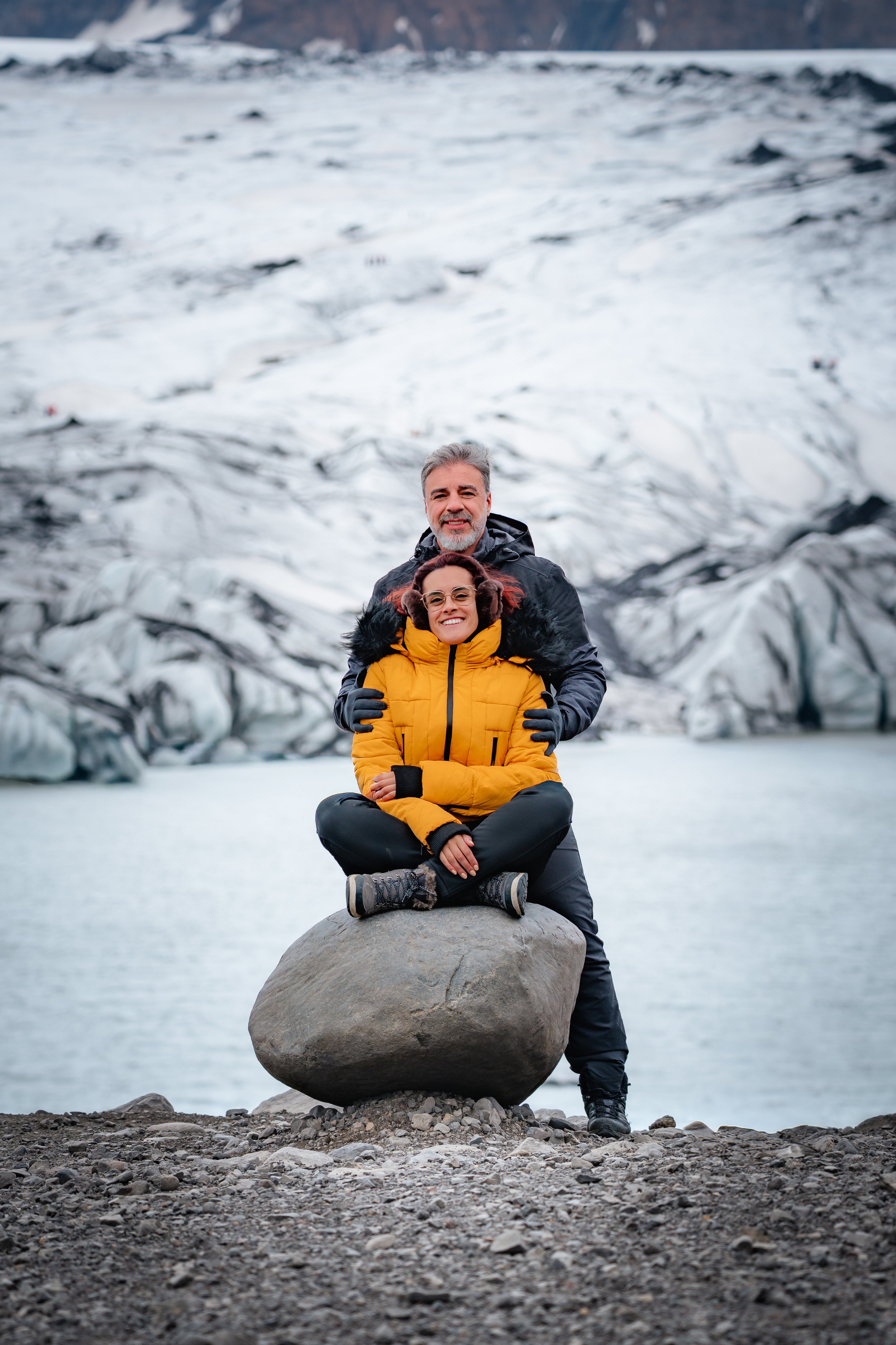 Cátia, fundadora do Meraki Nordic, com o companheiro junto a um glaciar na Islândia.
