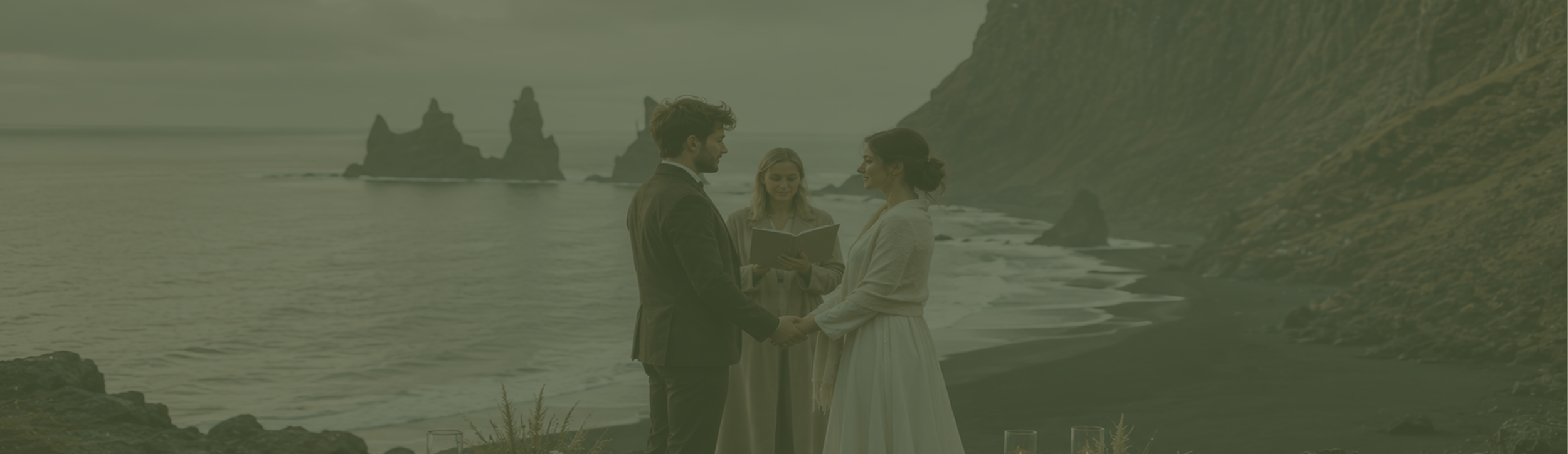 Casal durante uma cerimónia íntima na praia de areia preta de Reynisfjara, na Islândia, com as formações rochosas de Reynisdrangar ao fundo.