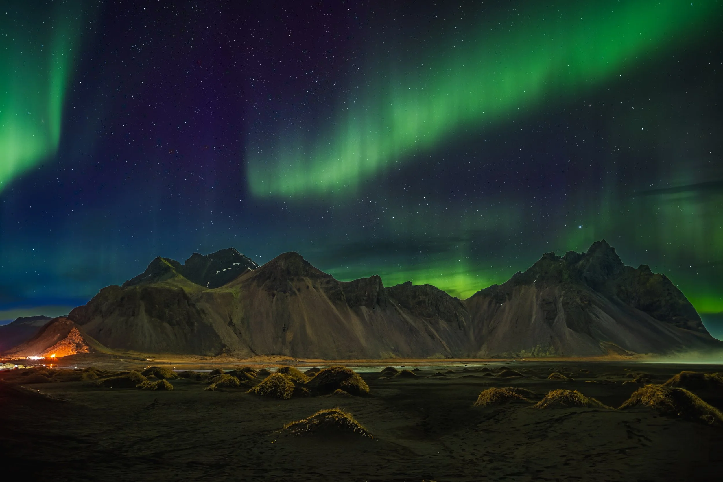 Praia de areia preta em Stokksnes, na Islândia, com a montanha Vestrahorn ao fundo.