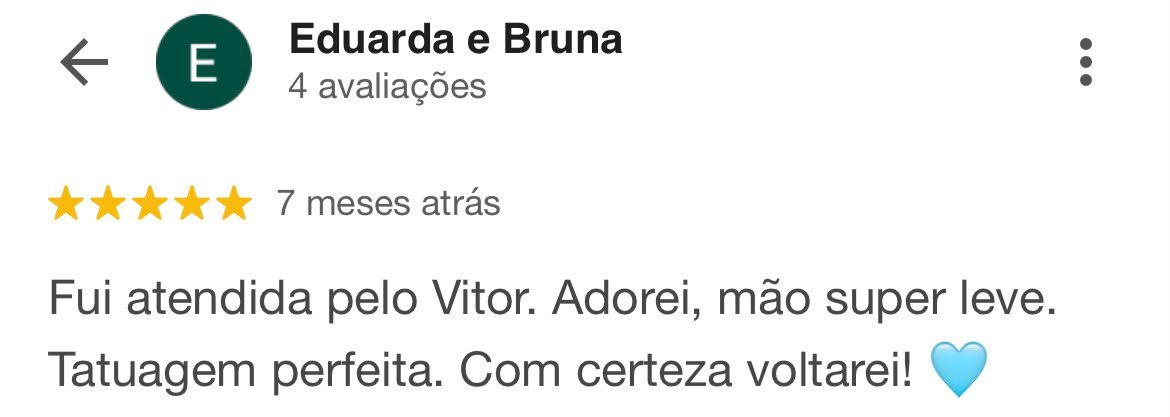 Avaliação de cliente em uma plataforma, com estrelas douradas, nome Eduarda e Bruna, comentando sobre atendimento e satisfação com a tatuagem.