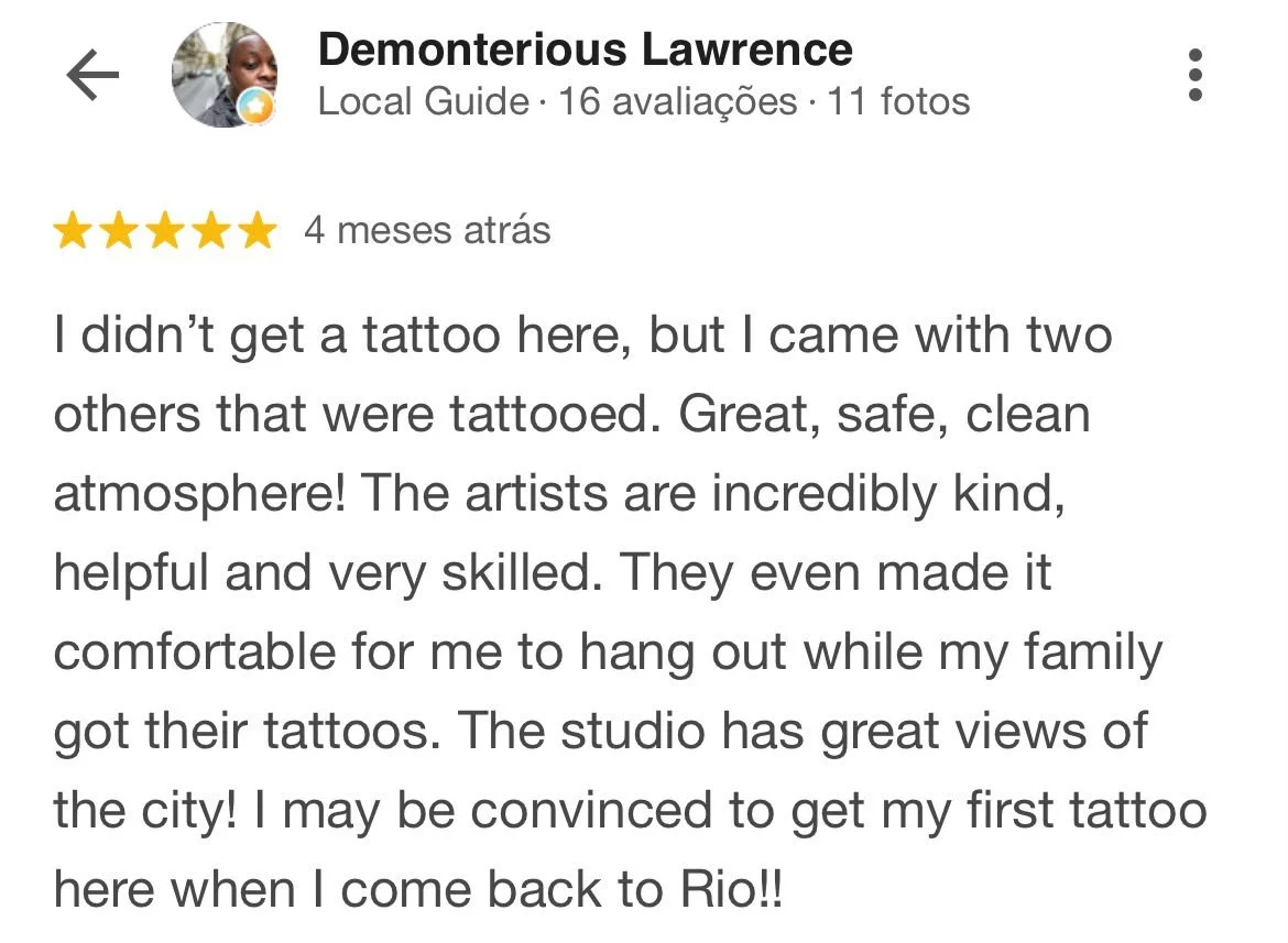 Avaliação de um estúdio de tatuagem, com cinco estrelas de classificação. Comentário positivo sobre o ambiente, artistas e vista da cidade.