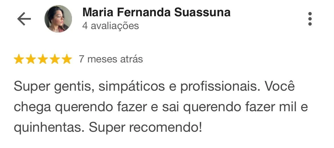 Avaliação positiva de cliente chamada Maria Fernanda Suassuna, com cinco estrelas, elogio a profissionais gentis, simpáticos e profissionais, destacando a dedicação e recomendando o serviço.