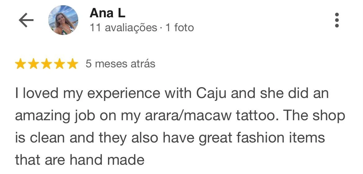 Avaliação de cliente com foto de perfil de mulher na piscina, texto destacando experiência positiva com tatuadora chamada Caju, de tatuagem de arara/macaque.