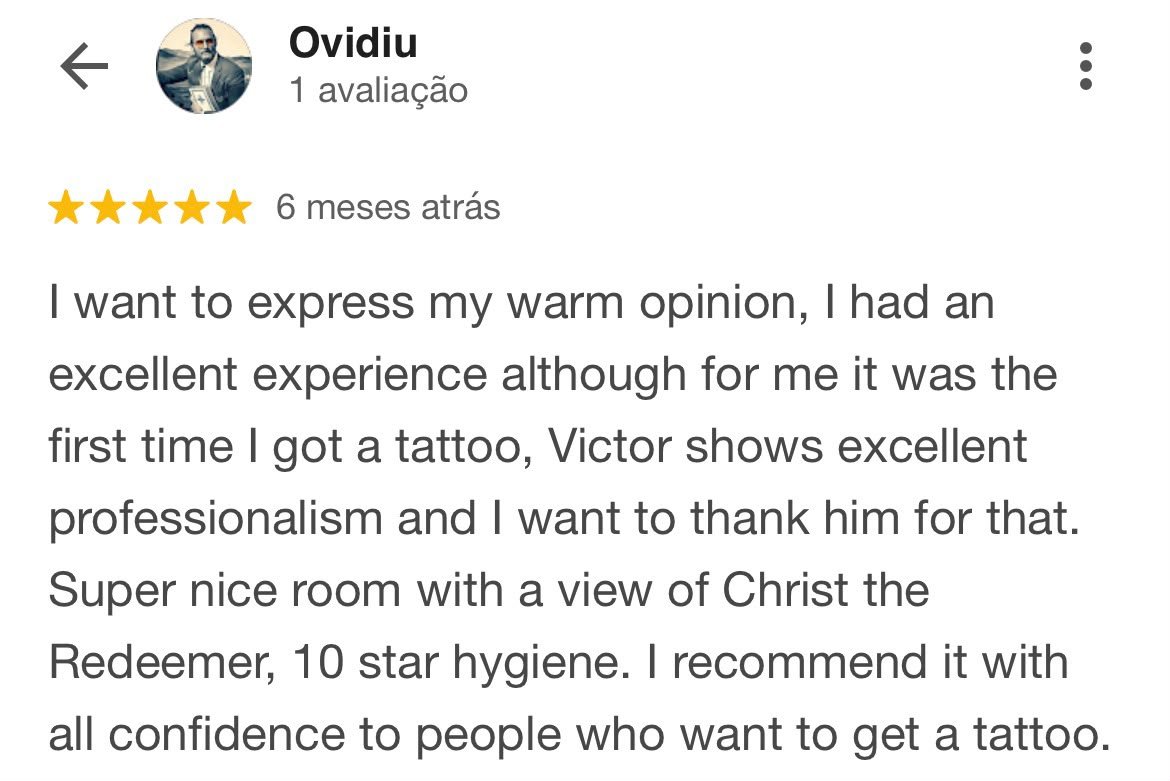 Avaliação de cliente com estrelas, foto do perfil, comentários sobre experiência em um local de tatuagem, mencionando profissionalismo, vista para Cristo Redentor e higiene.