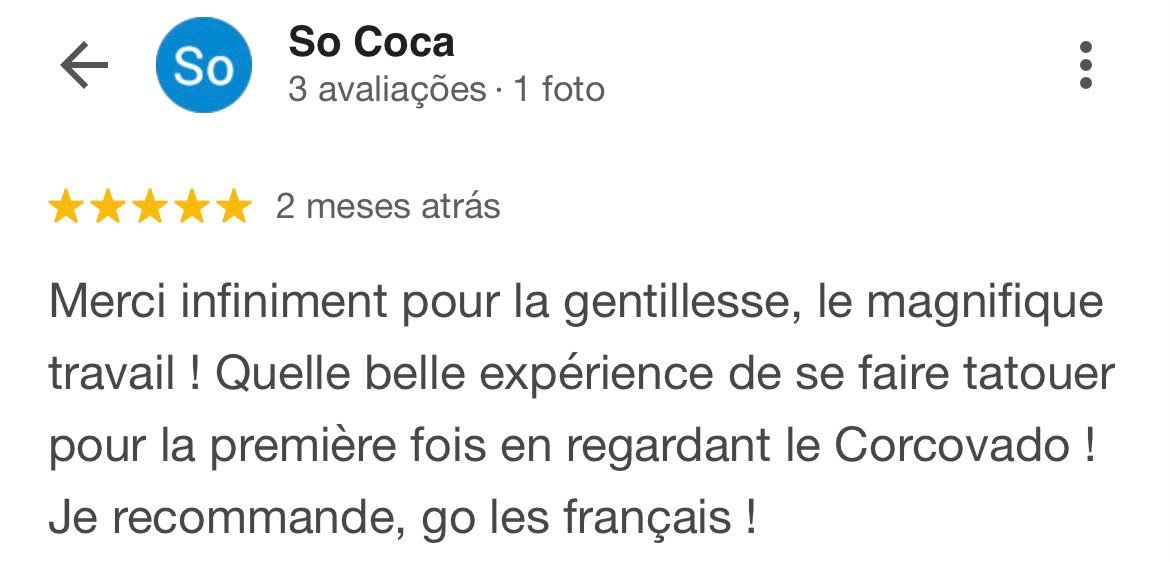 Captura de tela de um aplicativo com uma avaliação de cliente em francês, mostrando uma foto de uma tatuagem no braço.