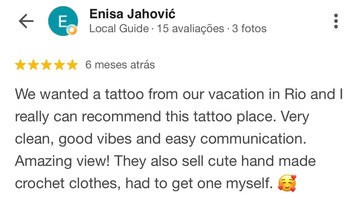 Avaliação de um local de tatuagem, contendo texto de uma cliente recomendando o serviço, com estrelas de avaliação e um emoji sorridente.