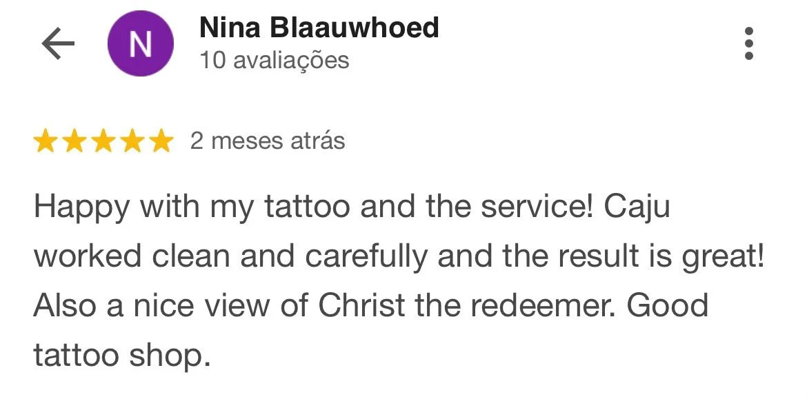 Avaliação de uma cliente chamada Nina Blaauwhoed, com cinco estrelas, falando sobre o serviço de tatuagem em um estúdio de tatuagem, mencionando cuidado, trabalho limpo, resultado ótimo e uma bela vista de Cristo, no contexto de uma plataforma de ava