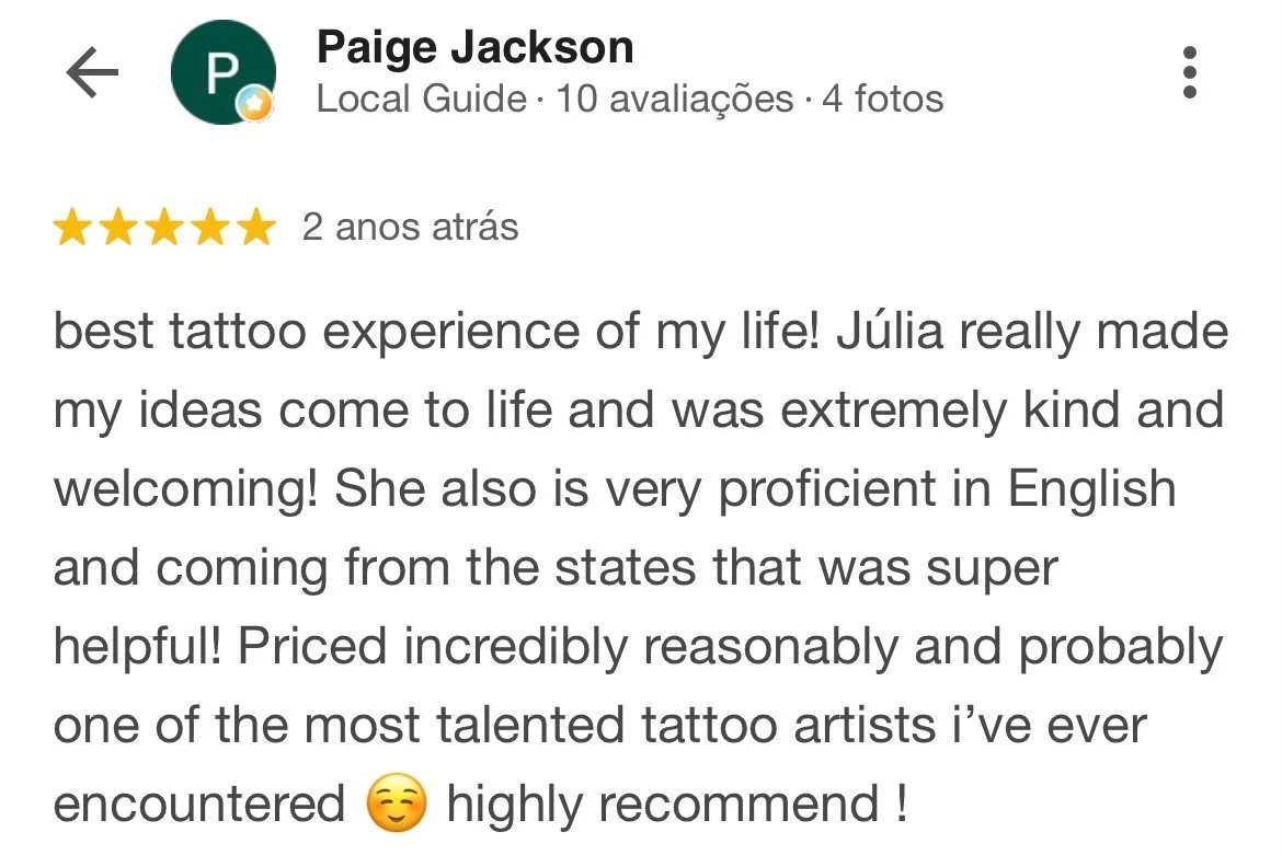 Avaliação de cliente de uma tatuadora chamada Júlia, elogiando sua experiência, habilidade e proficiência, destacando que é altamente recomendada.