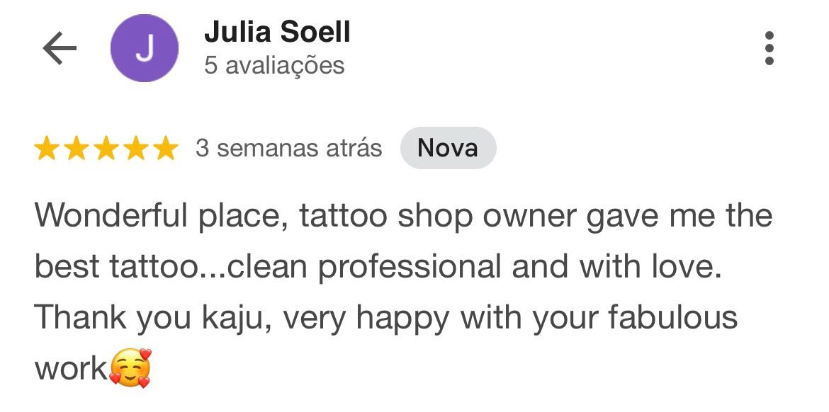Avaliação de cliente, cinco estrelas, comentário agradecendo ao proprietário da loja de tatuagem por um trabalho limpo, profissional e amoroso, agradecimento a Kaju, muitas felicidades pelo trabalho.