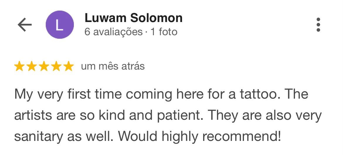 Avaliação de cliente com estrelas e comentário positivo sobre um estúdio de tatuagem.