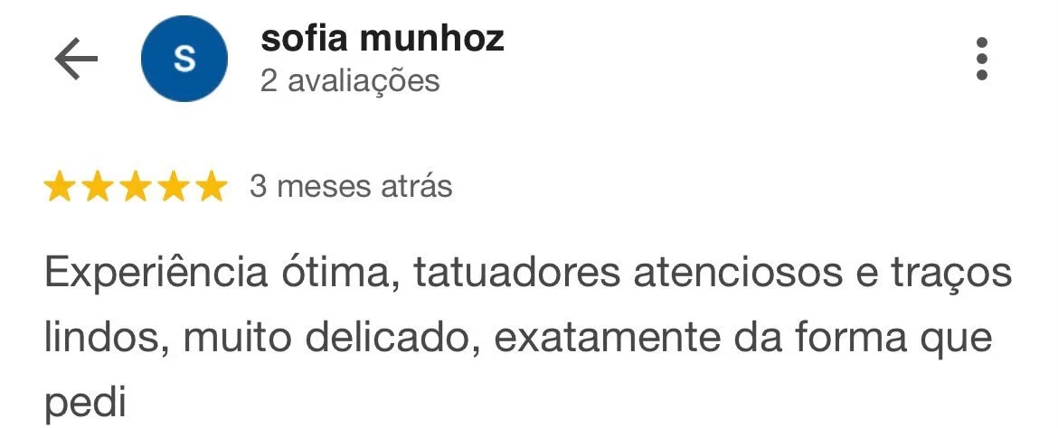 Avaliação de cliente com estrelas douradas, nome "Sofia Munhoz" e comentário positivo sobre tatuador e experiência