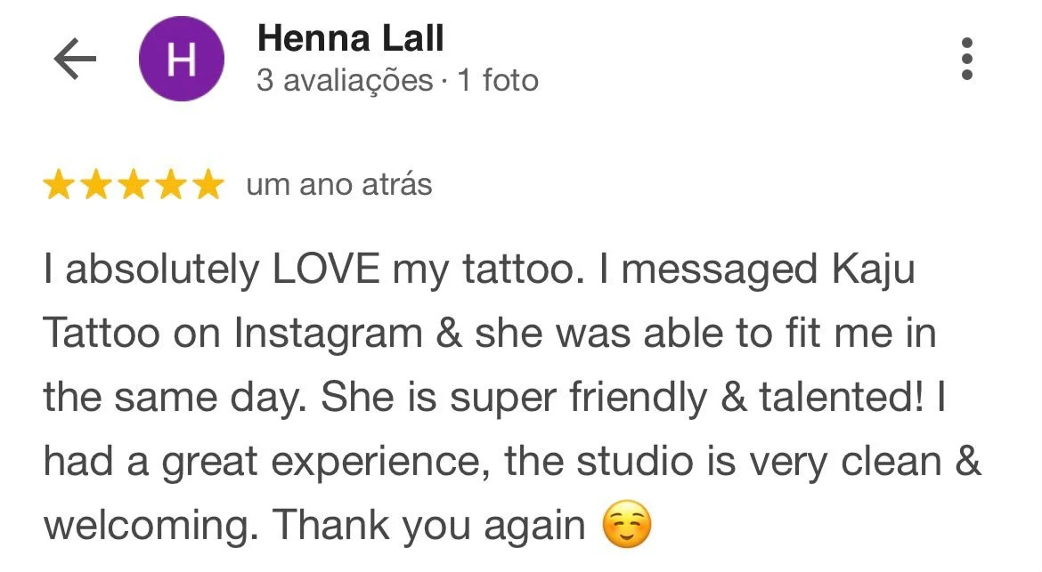 Avaliação de cliente elogiando o estúdio de tatuagem, mencionando satisfação com o serviço e experiência positiva.