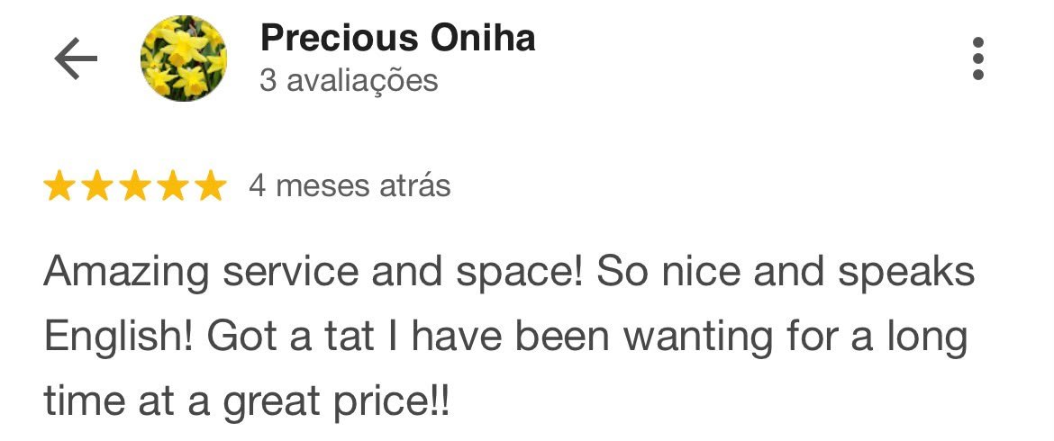 Avaliação de uma pessoa chamada Precious Oniha, com cinco estrelas, comentando sobre um serviço e espaço que ela achou excelente, mencionando que a pessoa fala inglês e que conseguiu uma tatoo por um preço acessível.