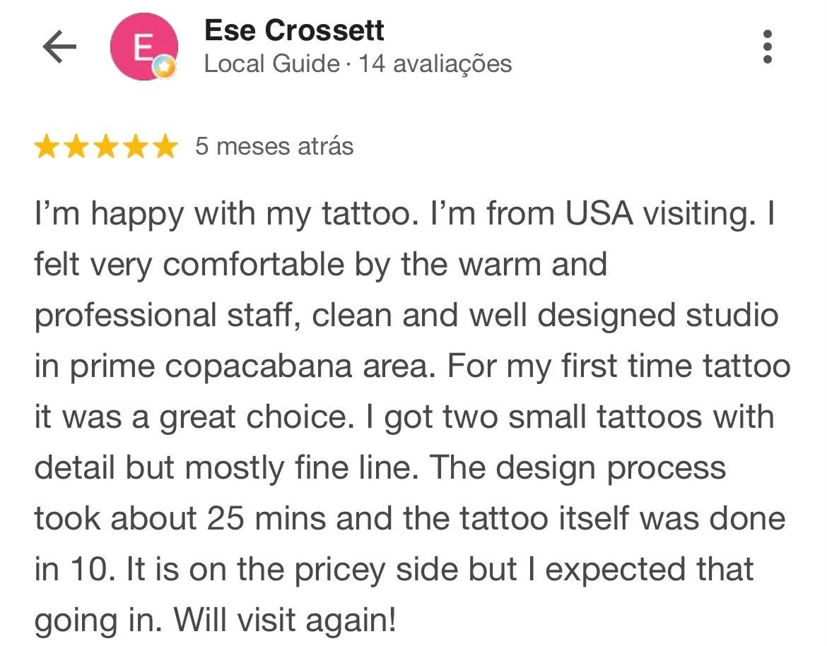 Avaliação de cliente indicando experiência positiva na loja de tatuagem, com detalhes sobre o estúdio e o processo de tatuagem.