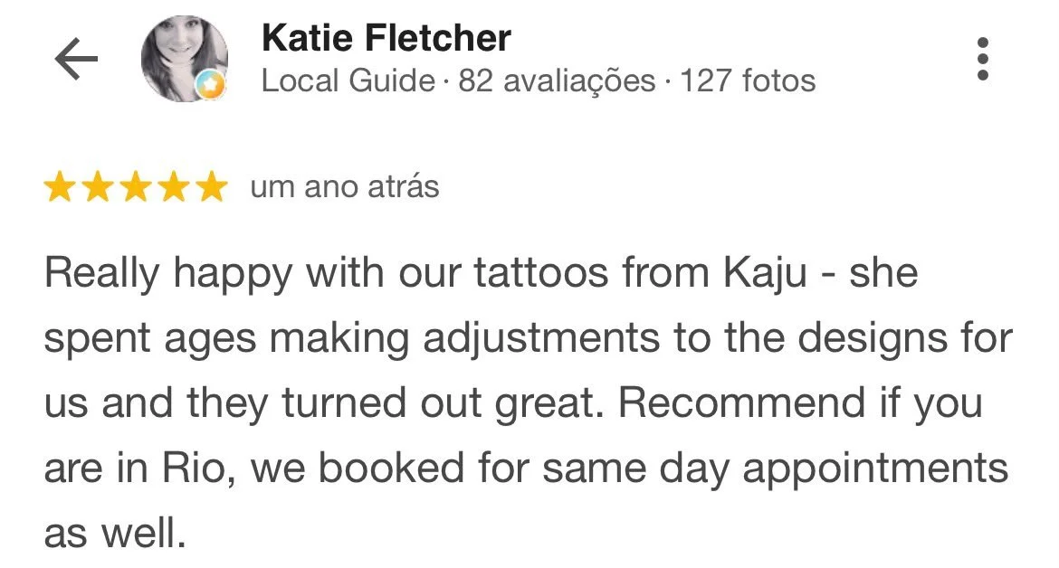 Avaliação de cliente com estrelas douradas, nome Katie Fletcher, commentário sobre tatuagens feitas na Kaju, recomendando o serviço para quem está no Rio.